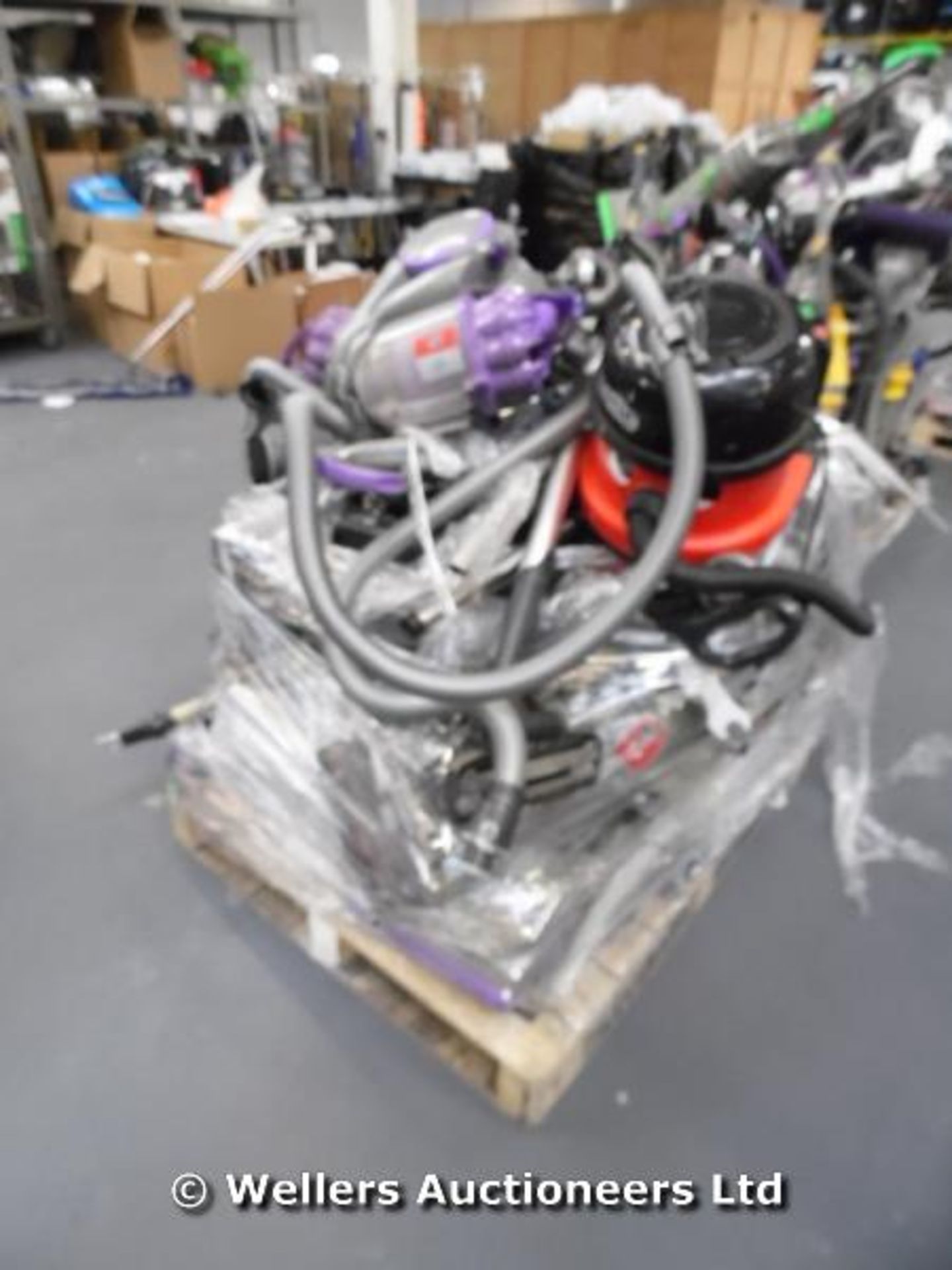 *1X MIXED PALLET OF APPROX 10-15 VACUUM CLEANERS INCLUDING 3X DYSONS (LOCATION ROOKSLEY) / GRADE: