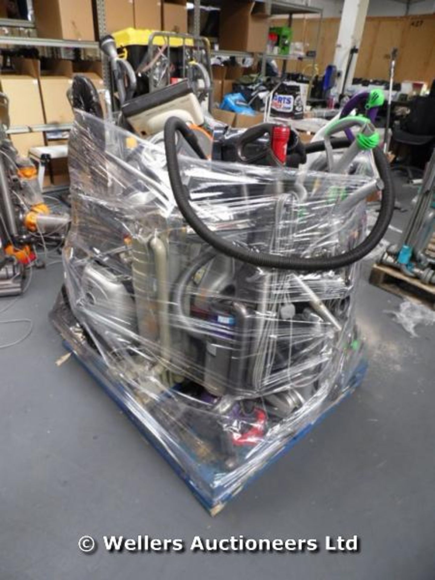 *1X MIXED PALLET OF APPROX 10-15 VACUUM CLEANERS INCLUDING 4X DYSONS (LOCATION ROOKSLEY) / GRADE: