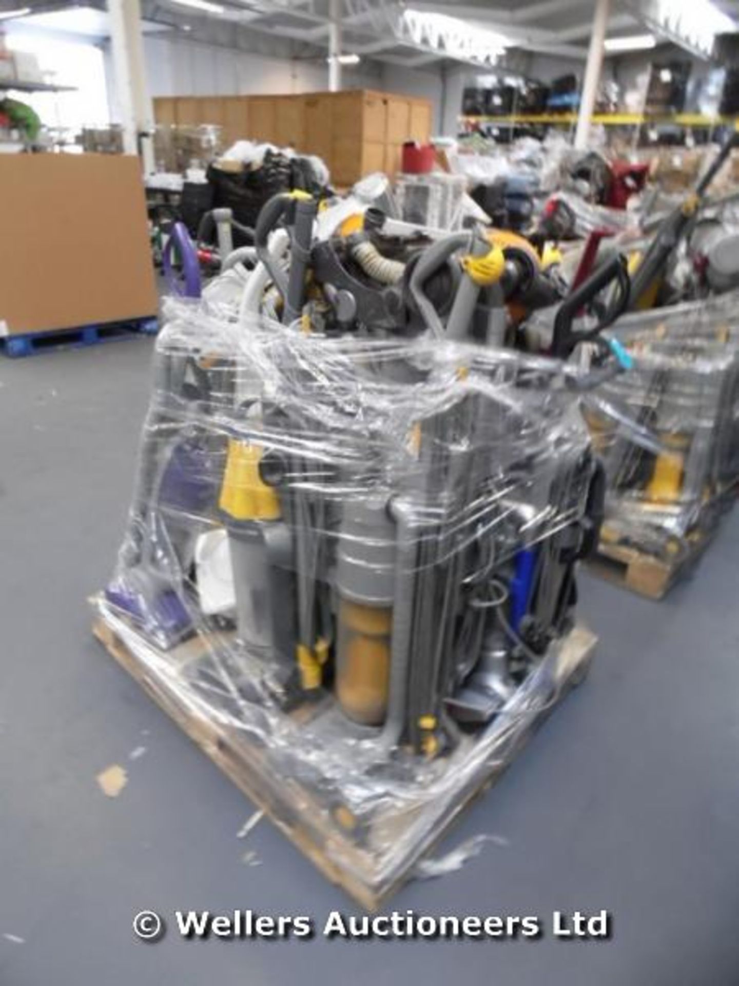 *1X MIXED PALLET OF APPROX 10-15 VACUUM CLEANERS INCLUDING 3X DYSONS (LOCATION ROOKSLEY) / GRADE: