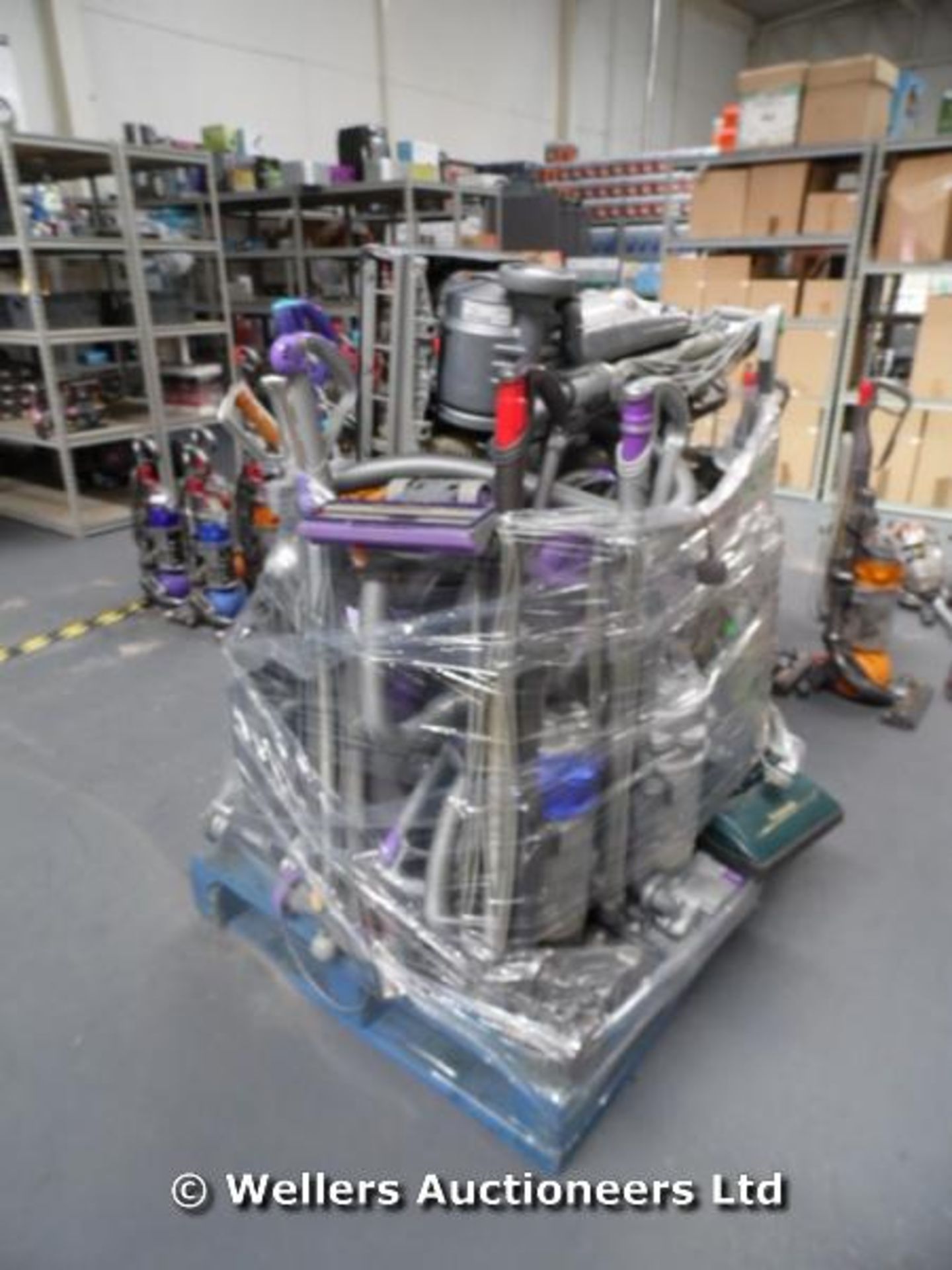 *1X MIXED PALLET OF APPROX 15-20 VACUUM CLEANERS INCLUDING 6X DYSONS (LOCATION ROOKSLEY) / GRADE: