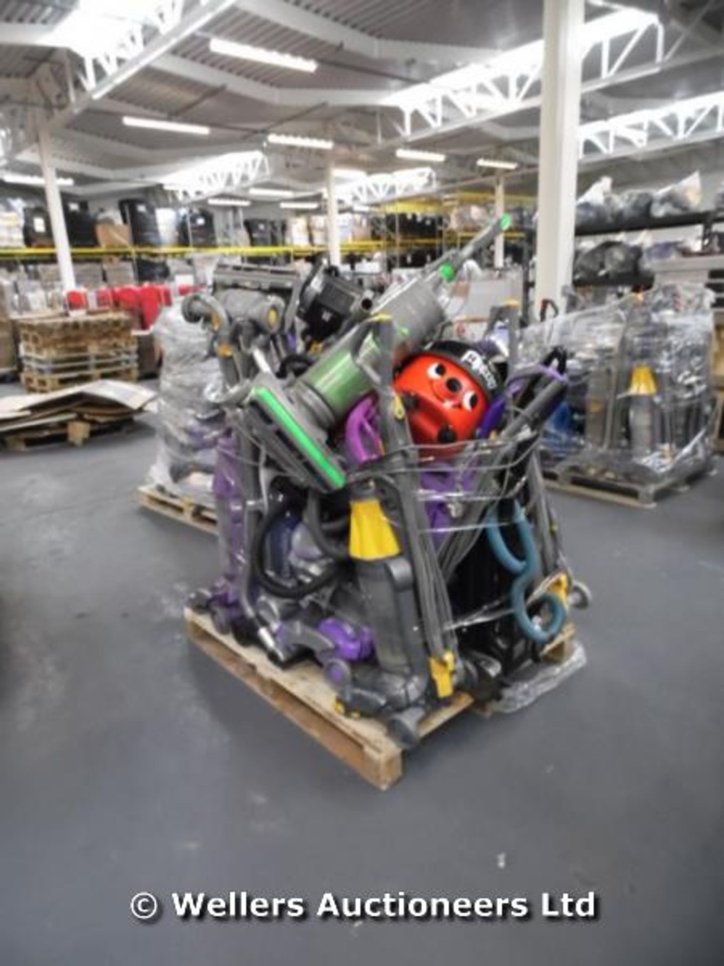 *1X MIXED PALLET OF APPROX 10-15 VACUUM CLEANERS INCLUDING 4X DYSONS (LOCATION ROOKSLEY) / GRADE: