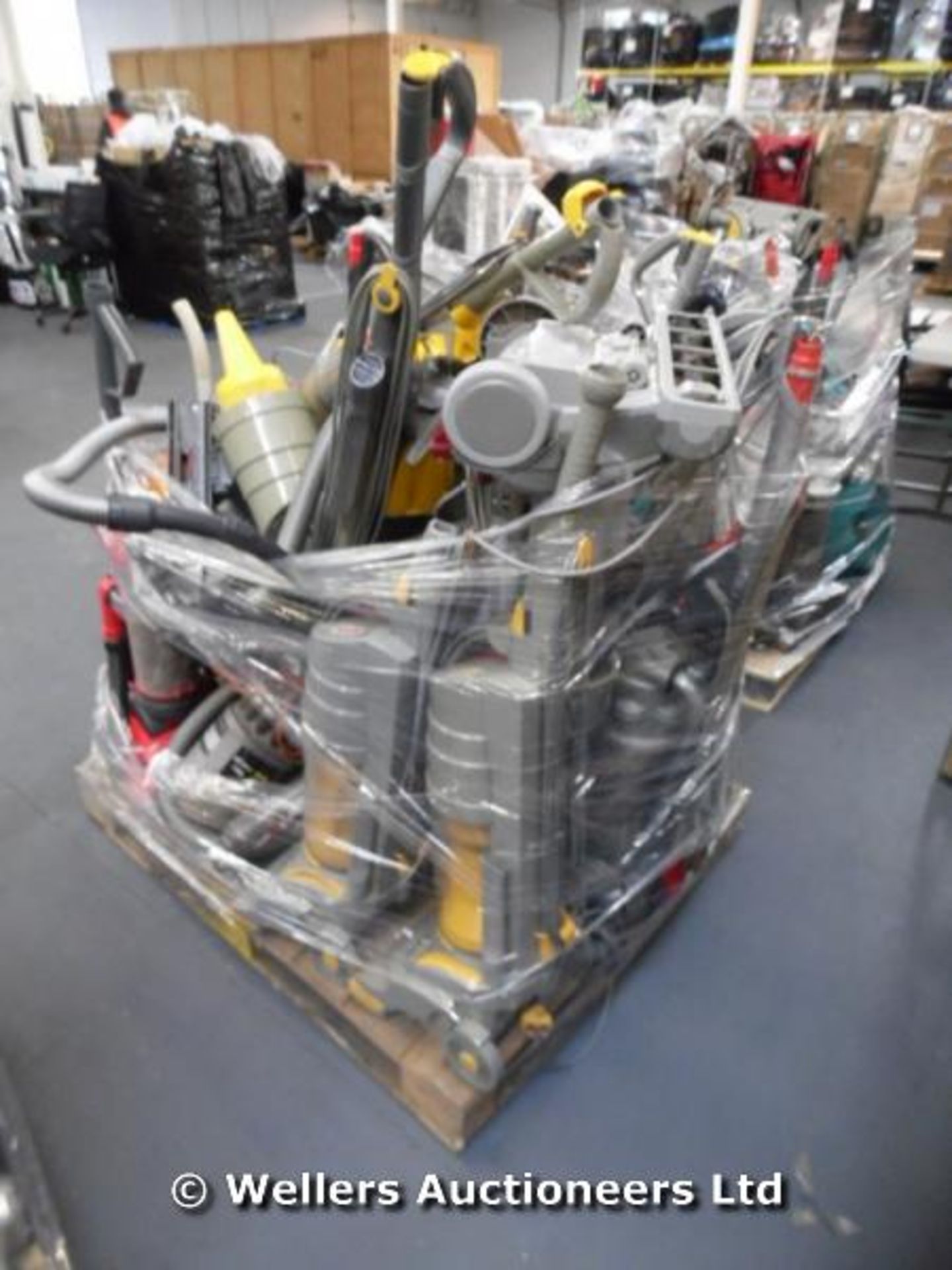 *1X MIXED PALLET OF APPROX 10-15 VACUUM CLEANERS INCLUDING 3X DYSONS (LOCATION ROOKSLEY) / GRADE: