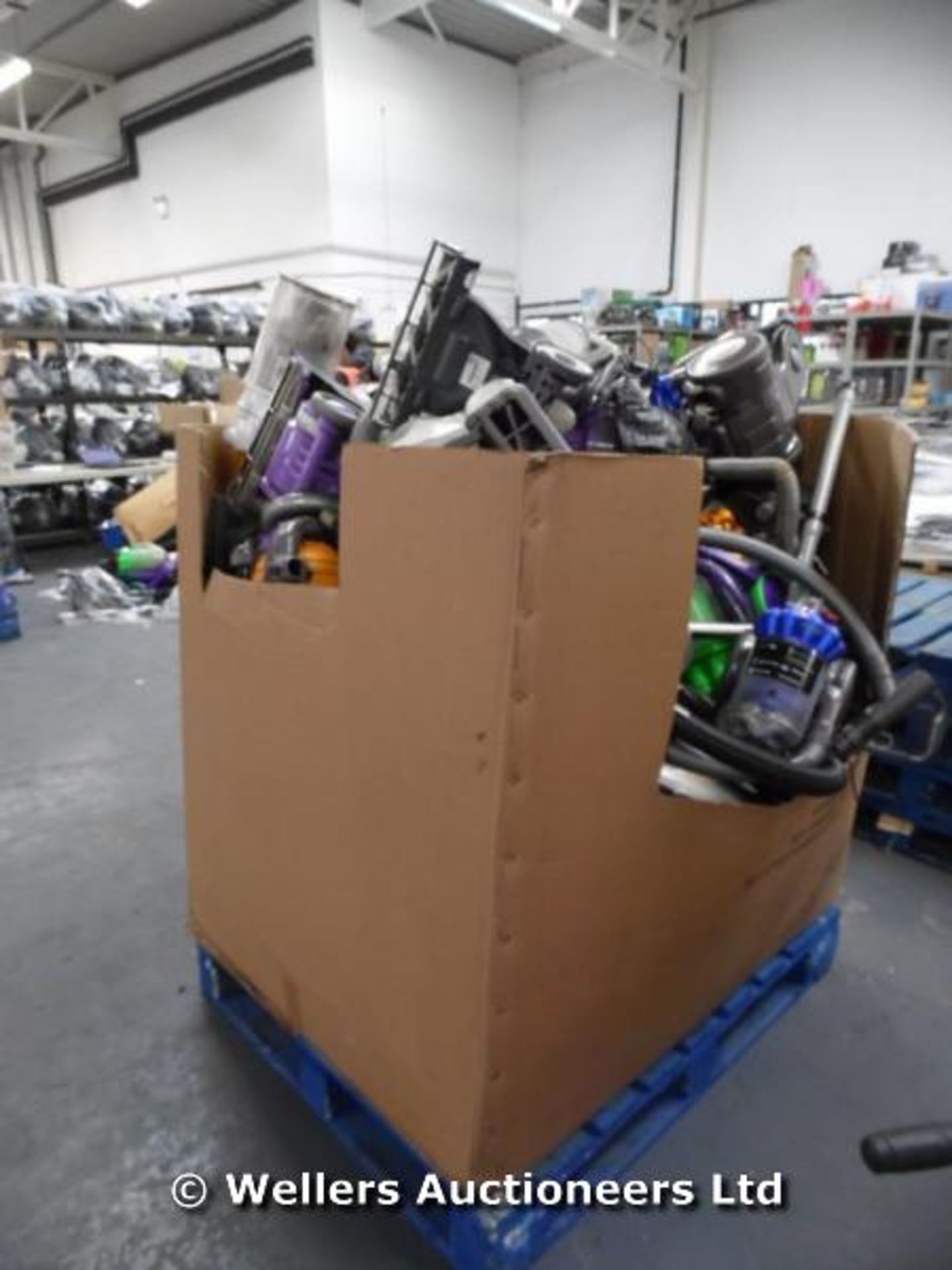 *1X MIXED PALLET OF APPROX 20-25 VACUUM CLEANERS INCLUDING 6X DYSONS (LOCATION ROOKSLEY) / GRADE: