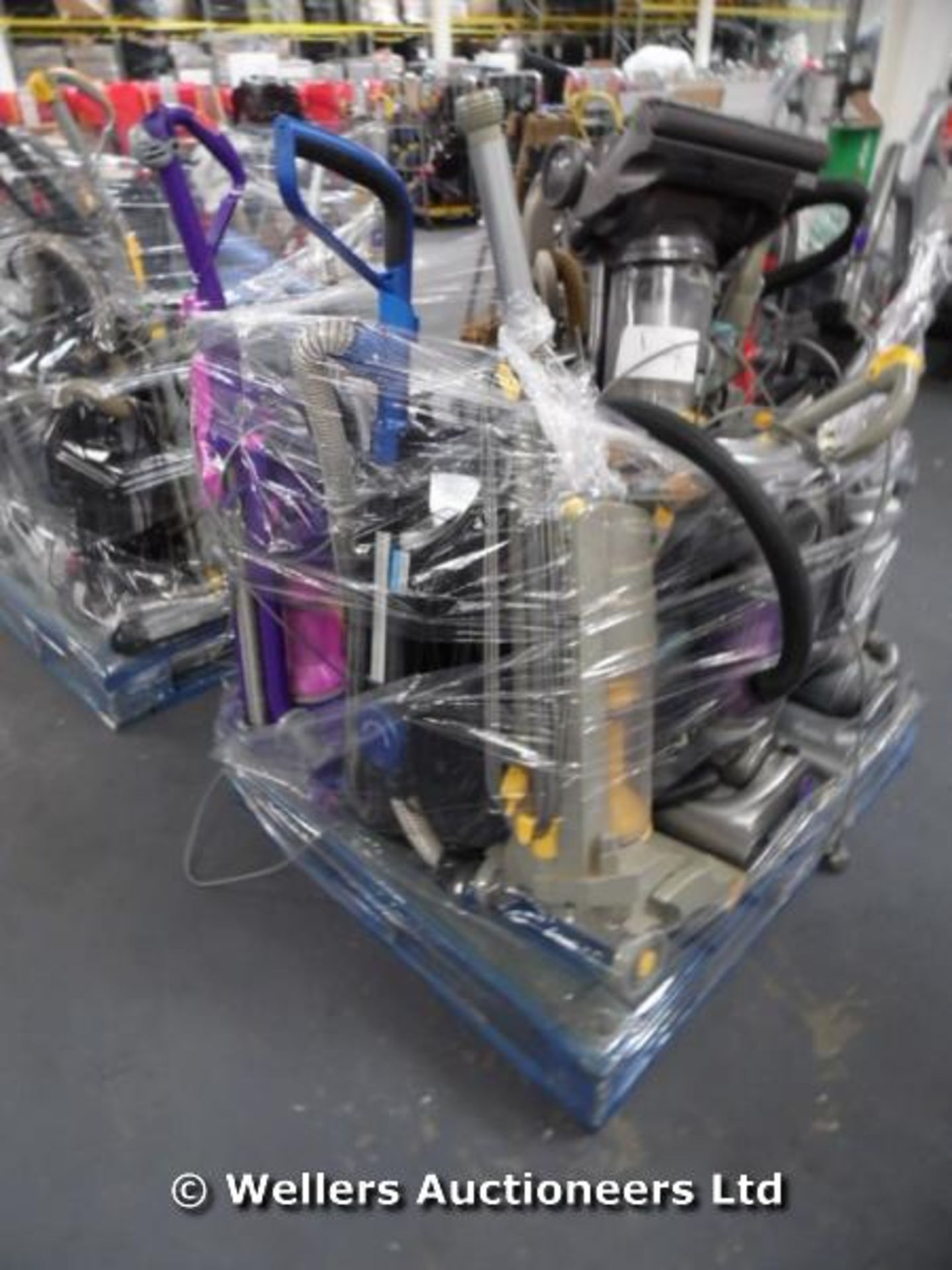 *1X MIXED PALLET OF APPROX 10-15 VACUUM CLEANERS INCLUDING 3X DYSONS (LOCATION ROOKSLEY) / GRADE: