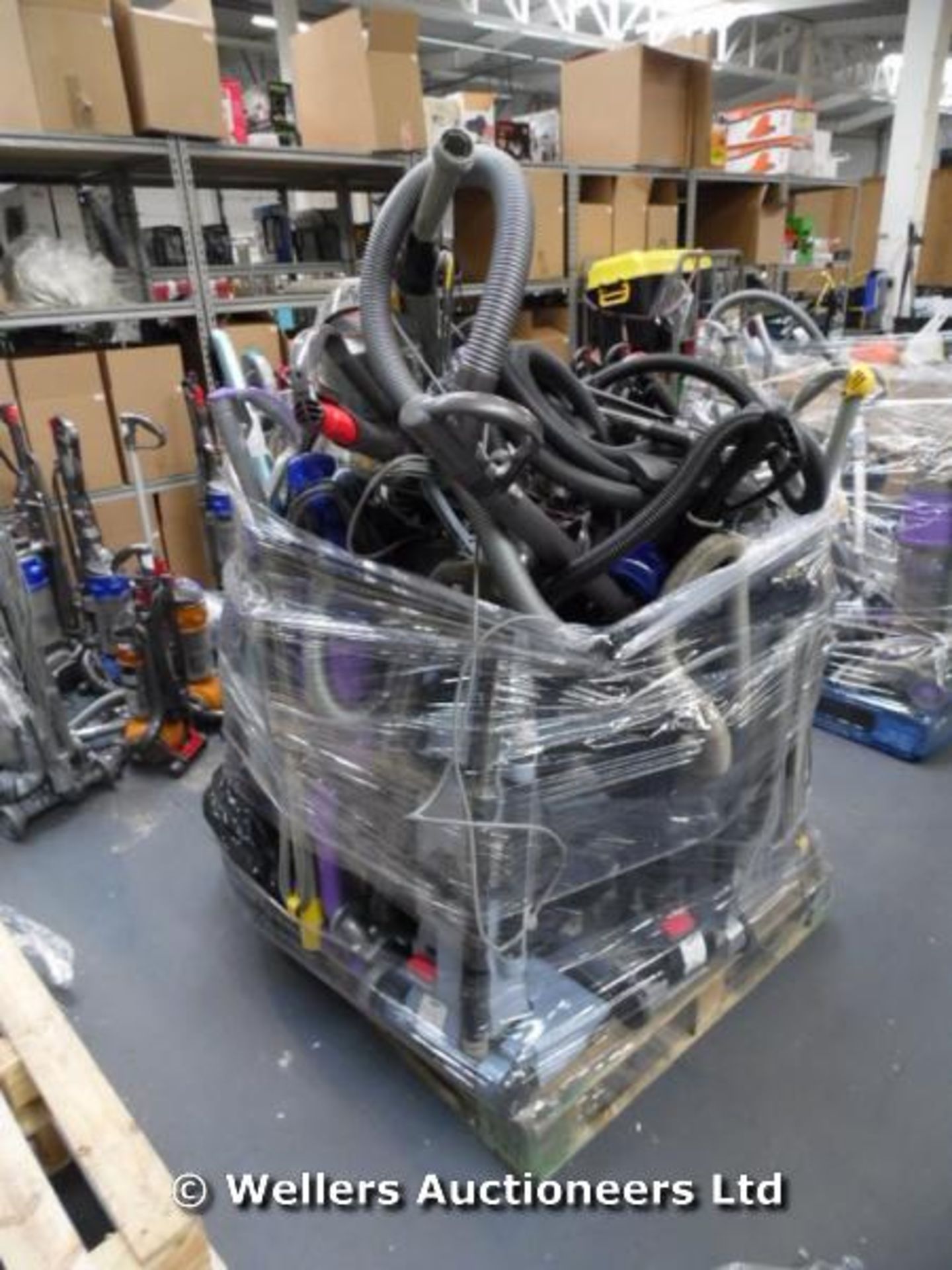 *1X MIXED PALLET OF APPROX 15-20 VACUUM CLEANERS INCLUDING 4X DYSONS (LOCATION ROOKSLEY) / GRADE: