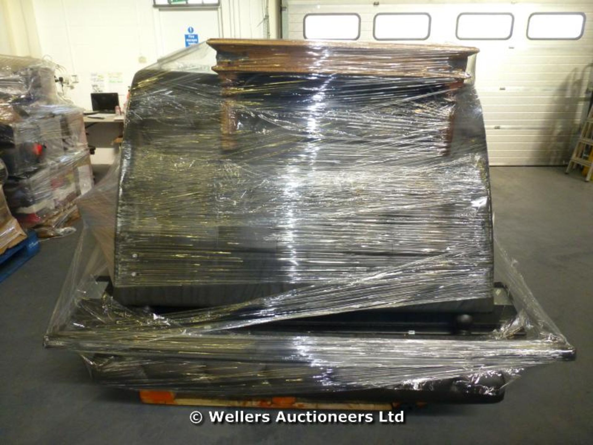 *CONTENTS OF A SELF STORAGE CONTAINER TO BE SOLD OVER 2 X MIXED PALLETS INC, 2 X 3 SEATER FABRIC - Image 3 of 4