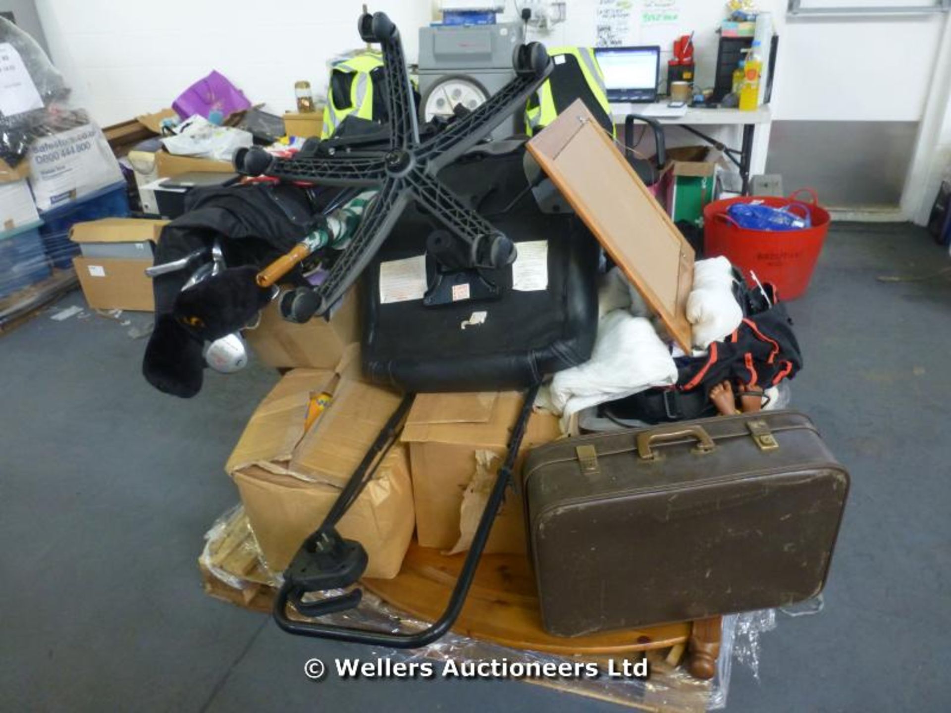 *CONTENTS OF A SELF STORAGE CONTAINER TO BE SOLD OVER 4 X MIXED PALLETS INC, SELECTION OF CABLES/ - Image 2 of 8