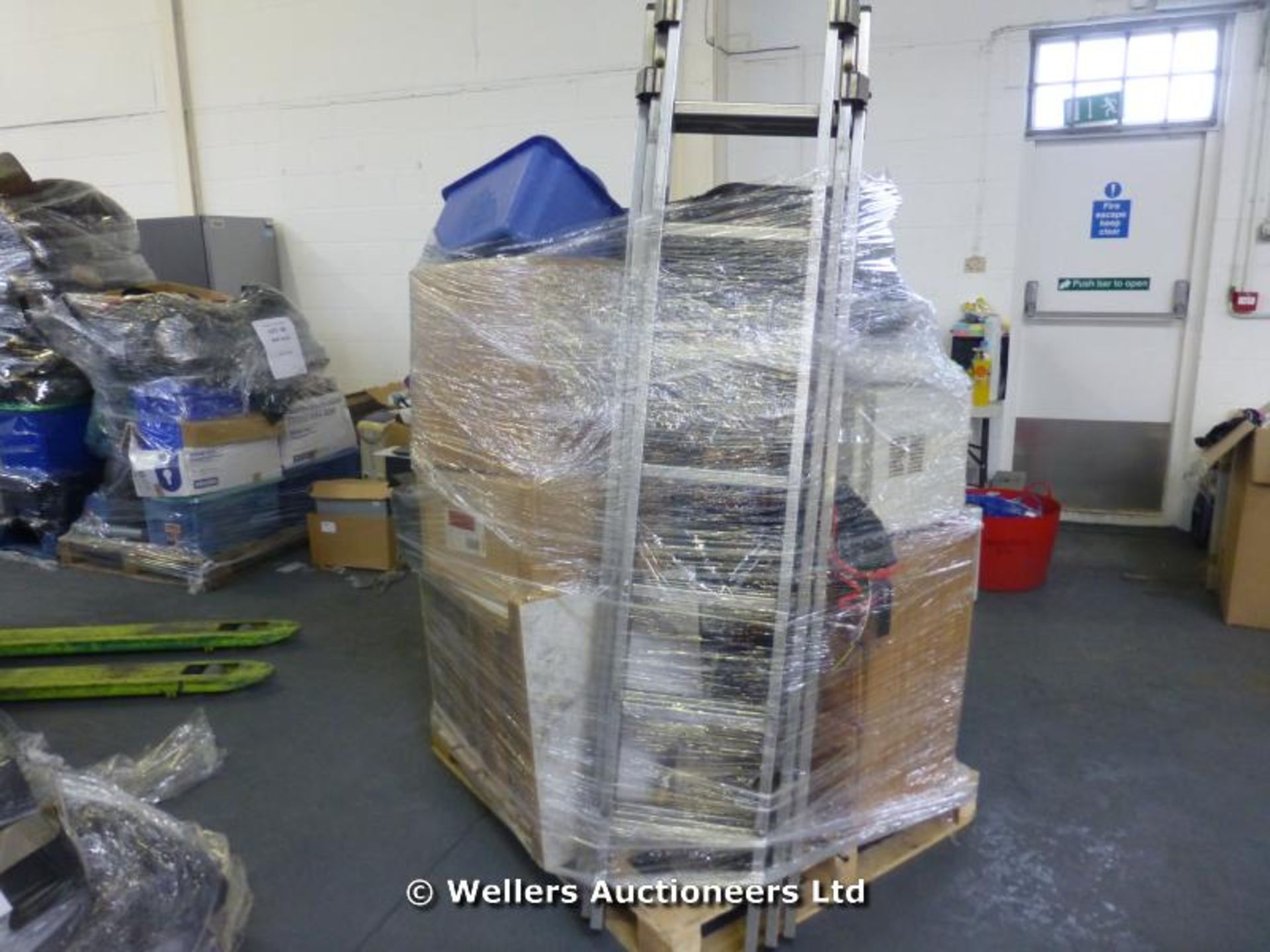 *CONTENTS OF A SELF STORAGE CONTAINER TO BE SOLD OVER 4 X MIXED PALLETS INC, SELECTION OF CABLES/ - Image 4 of 8