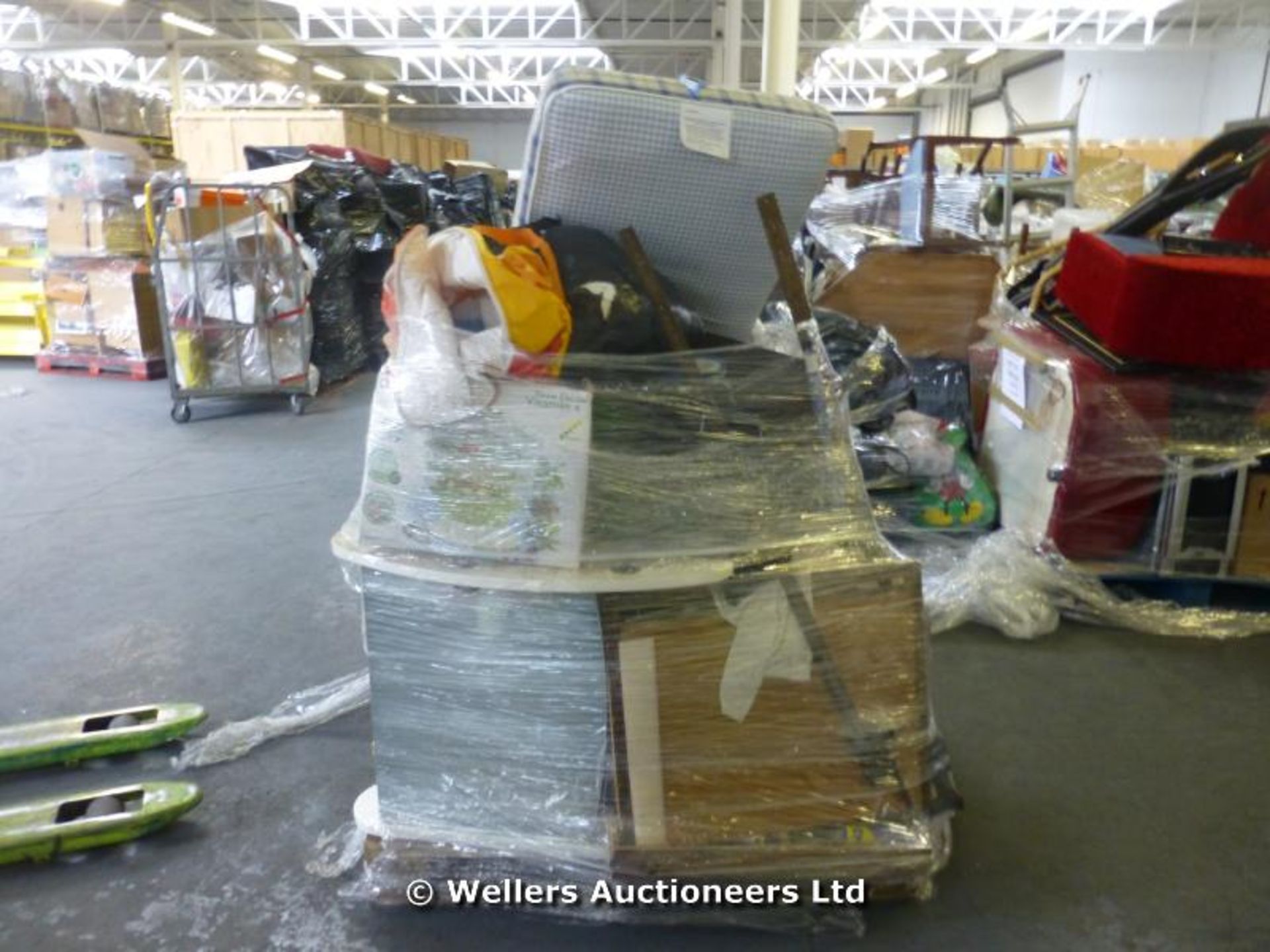 *CONTENTS OF A SELF STORAGE CONTAINER TO BE SOLD OVER 4 X MIXED PALLETS INC, SELECTION OF CABLES/ - Image 6 of 8