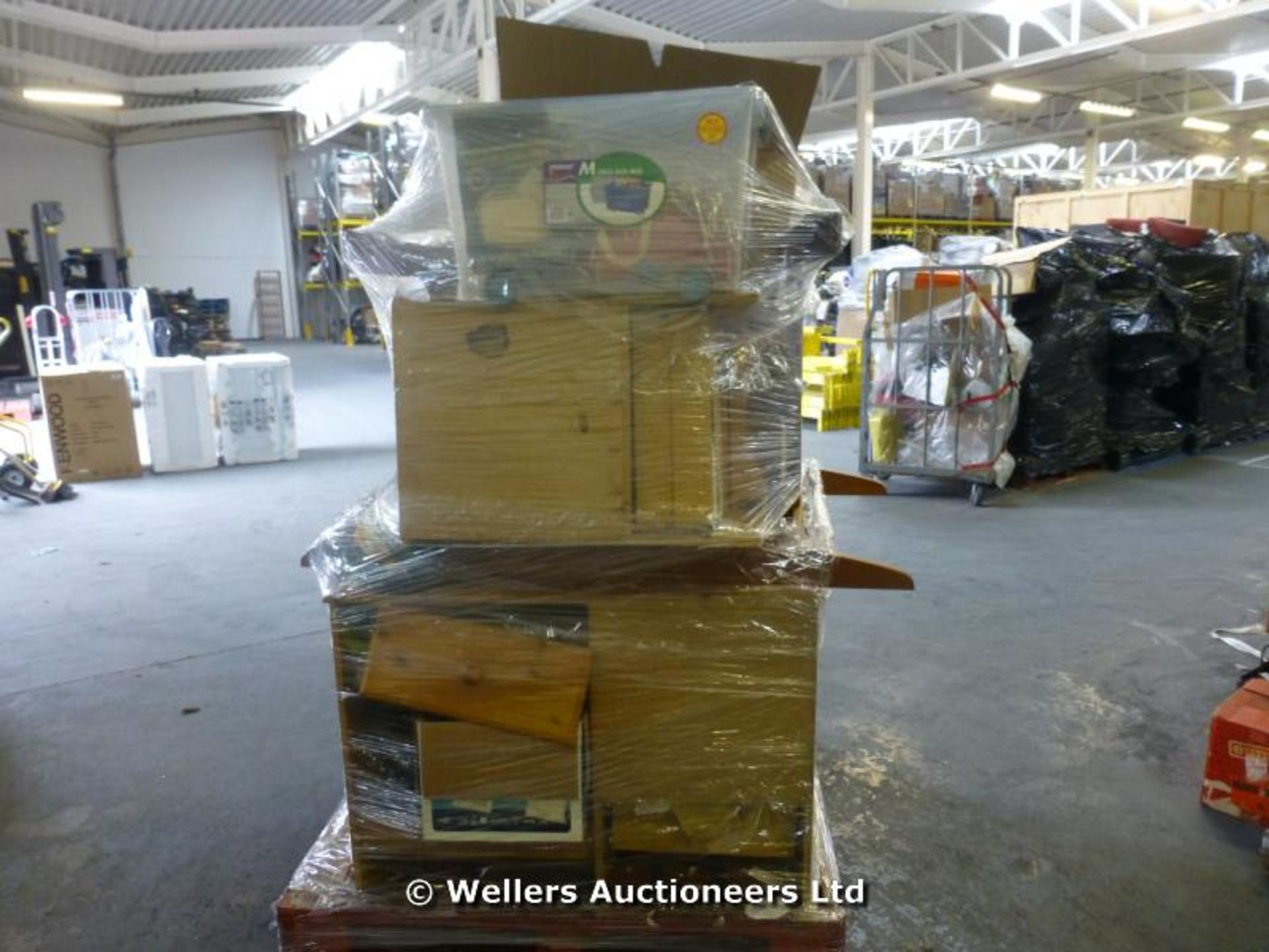 *CONTENTS OF A SELF STORAGE CONTAINER TO BE SOLD OVER 4 X MIXED PALLETS INC, SELECTION OF CABLES/ - Image 7 of 8