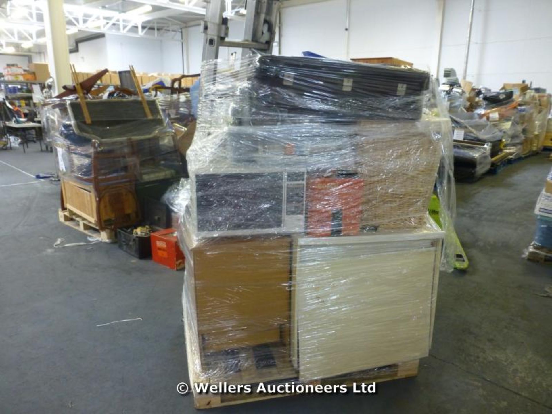 *CONTENTS OF A SELF STORAGE CONTAINER TO BE SOLD OVER 4 X MIXED PALLETS INC, SELECTION OF CABLES/ - Image 3 of 8