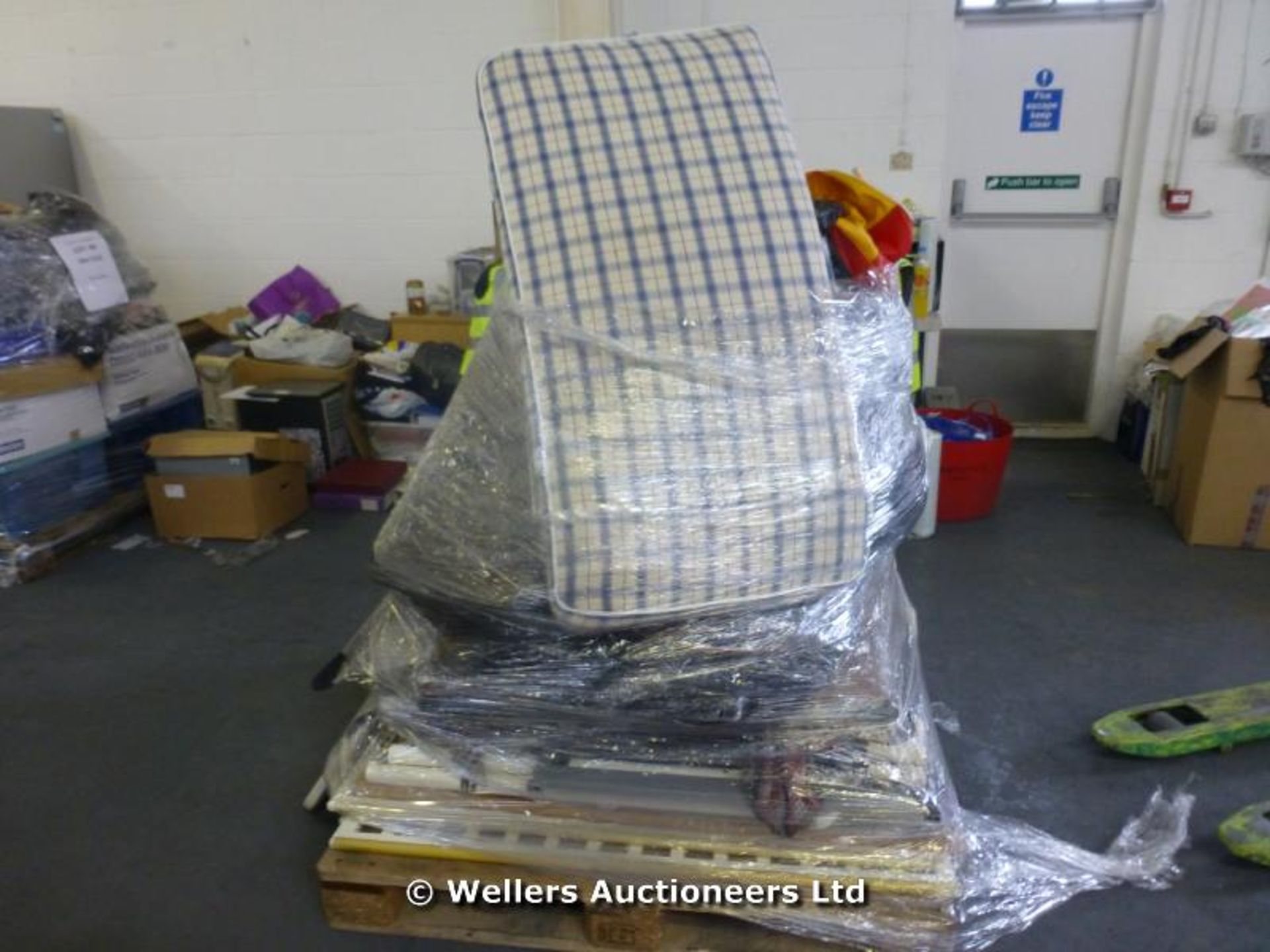 *CONTENTS OF A SELF STORAGE CONTAINER TO BE SOLD OVER 4 X MIXED PALLETS INC, SELECTION OF CABLES/ - Image 5 of 8