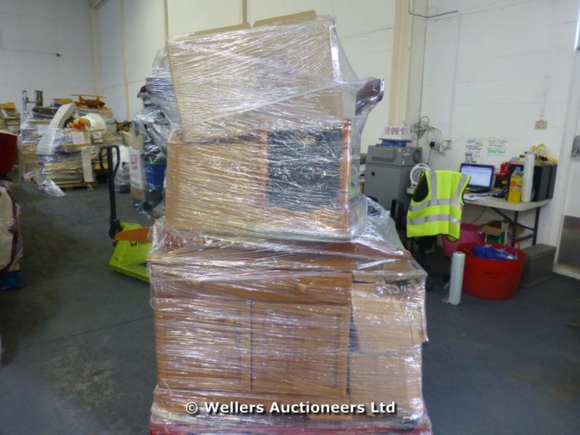 *CONTENTS OF A SELF STORAGE CONTAINER TO BE SOLD OVER 4 X MIXED PALLETS INC, SELECTION OF CABLES/ - Image 8 of 8