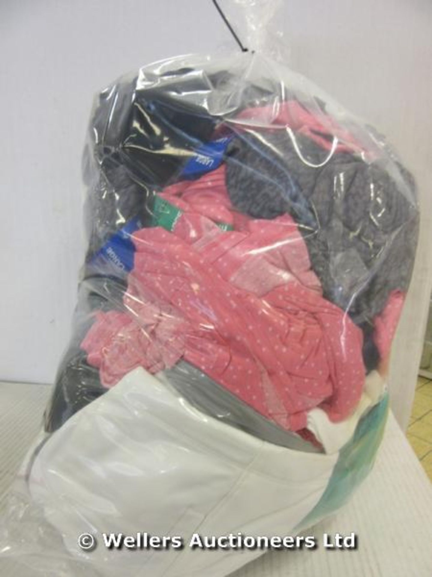 *APPROX 30X MIXED CLOTHES- MAINLY ADULT NIGHTWEAR / GRADE: RETAIL RETURN / UNBOXED (DC3)[BL190415-