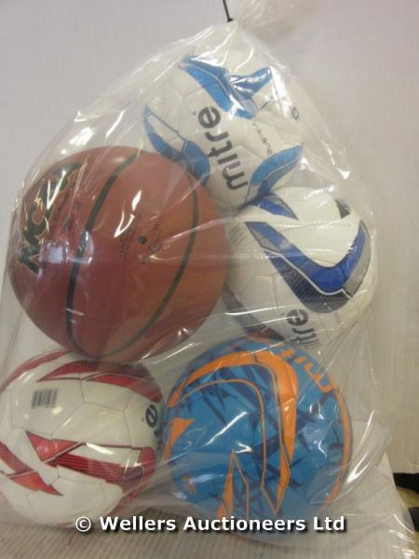 *BAG CONTAINING 4X MITRE BALLS AND 1X WILSON BASKETBALL / GRADE: RETAIL RETURN / UNBOXED (DC3)[