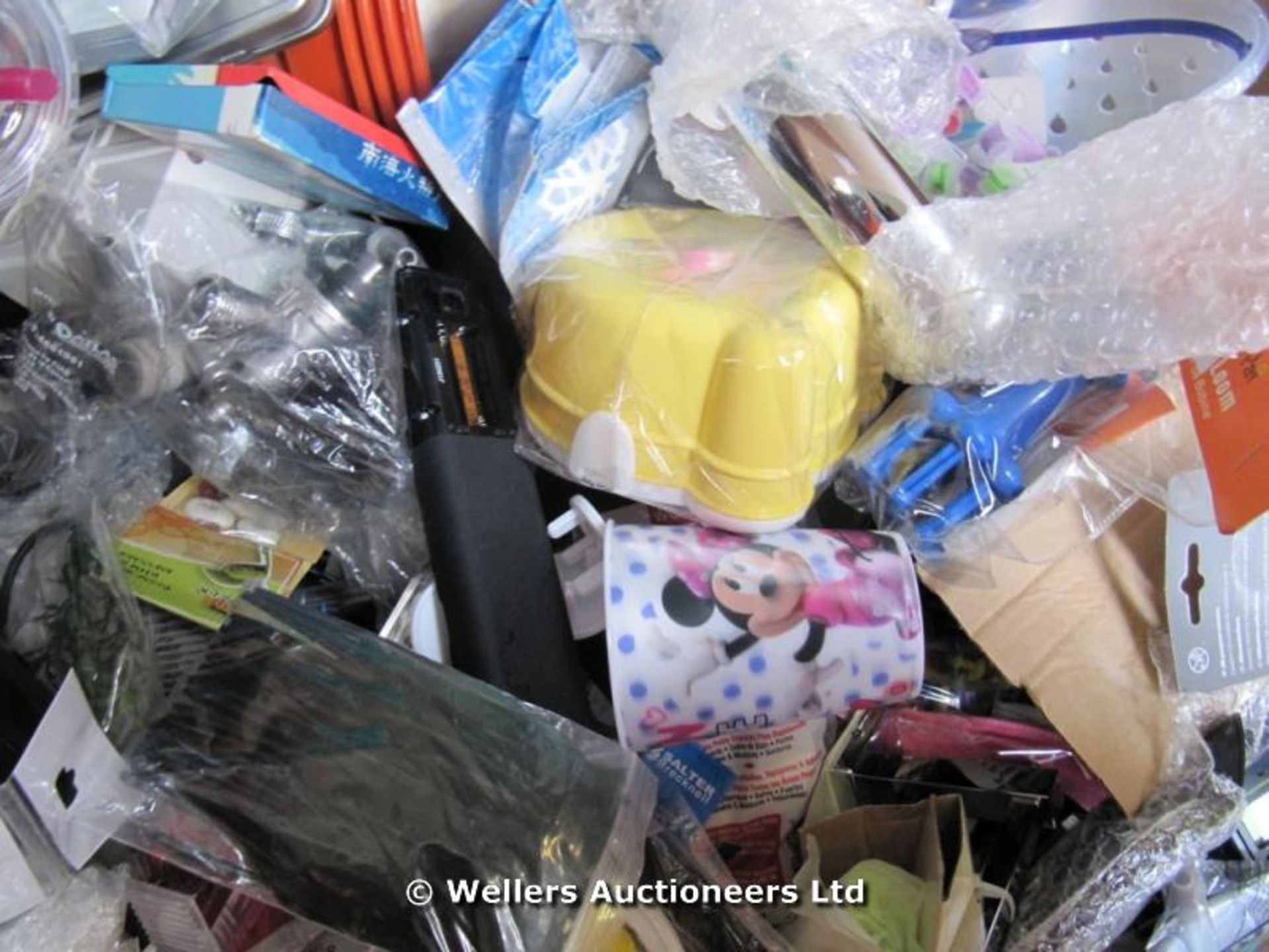 *PALLET OF MIXED LOOSE HOUSEHOLD, PET, BRIC A BRAC, GARDEN, APPLIANCE PARTS, HARDWARE SETS, SCREW - Image 4 of 7