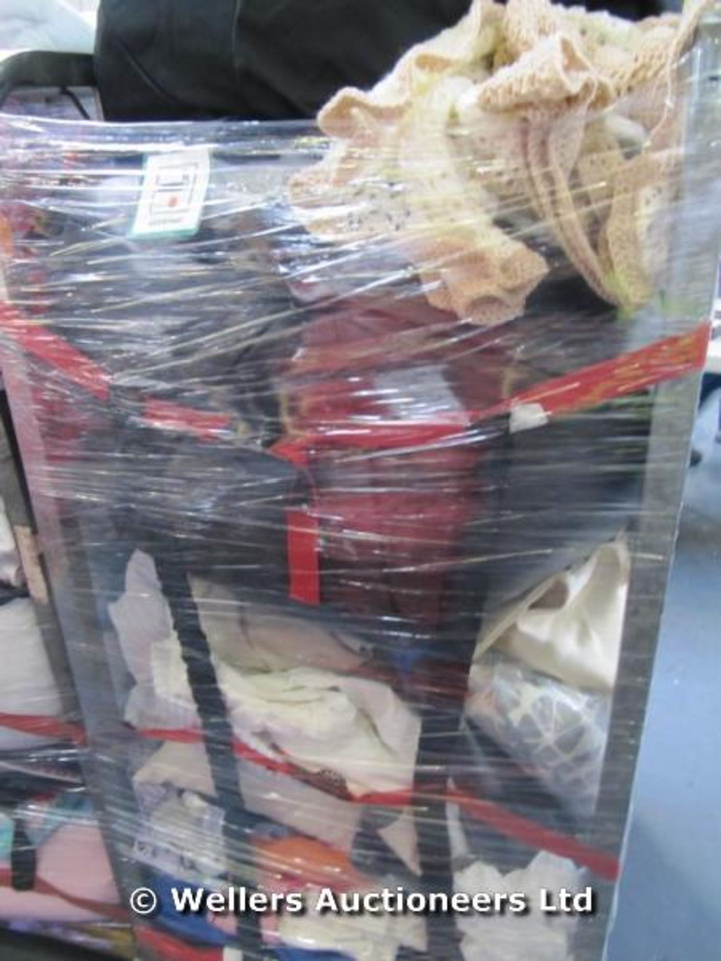 *CAGE OF MIXED LOOSE BEDDING, LINEN, FABRICS, PILLOW CASES ETC / GRADE: UNCLAIMED PROPERTY / UNBOXED - Image 2 of 2