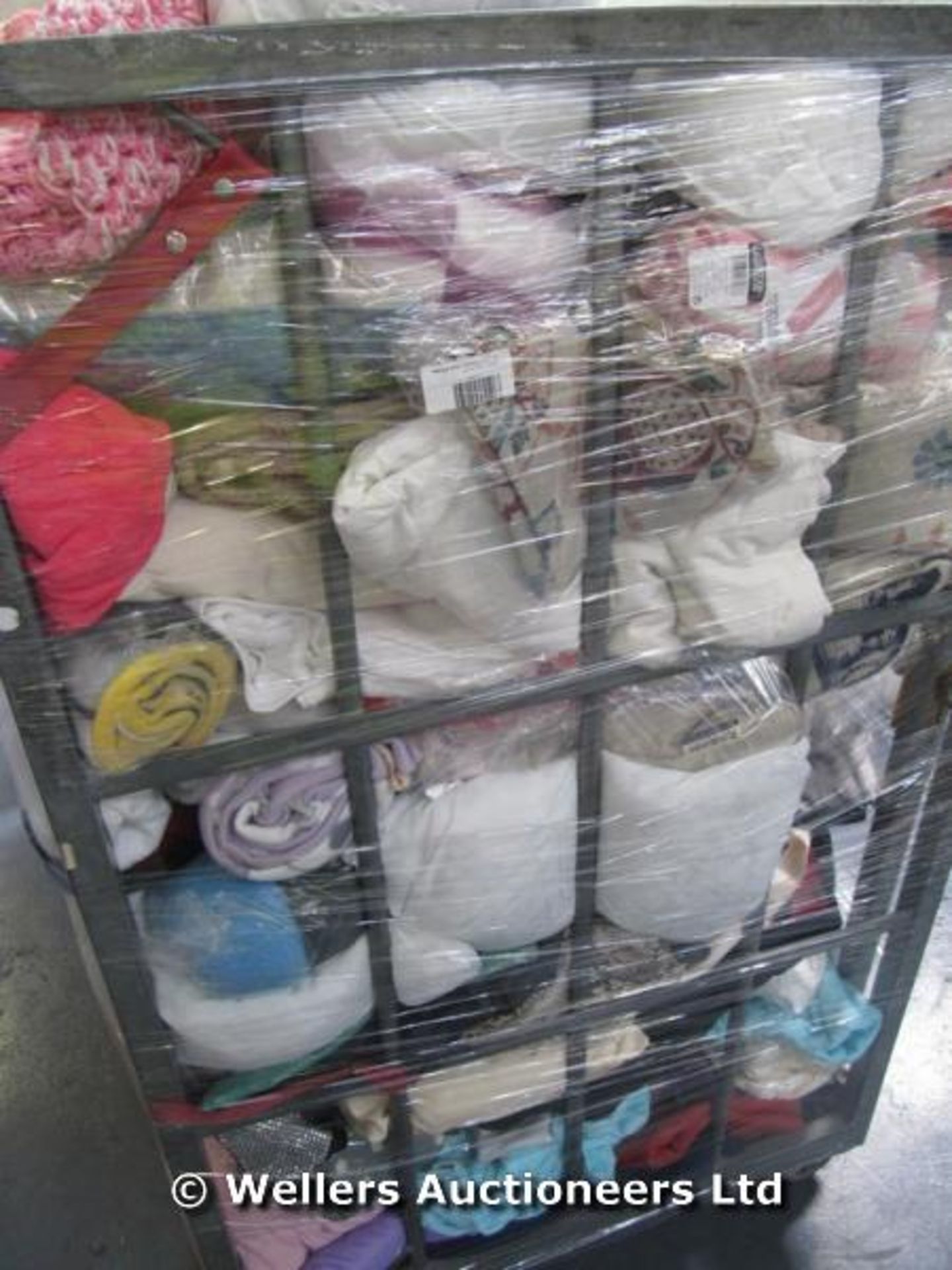 *CAGE OF MIXED LOOSE BEDDING, LINEN, FABRICS, PILLOW CASES ETC / GRADE: UNCLAIMED PROPERTY / UNBOXED