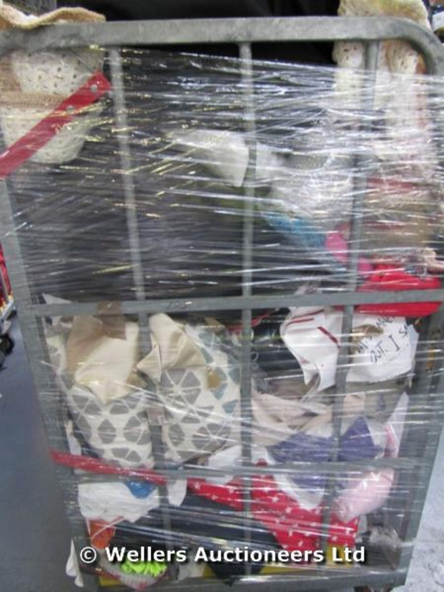 *CAGE OF MIXED LOOSE BEDDING, LINEN, FABRICS, PILLOW CASES ETC / GRADE: UNCLAIMED PROPERTY / UNBOXED