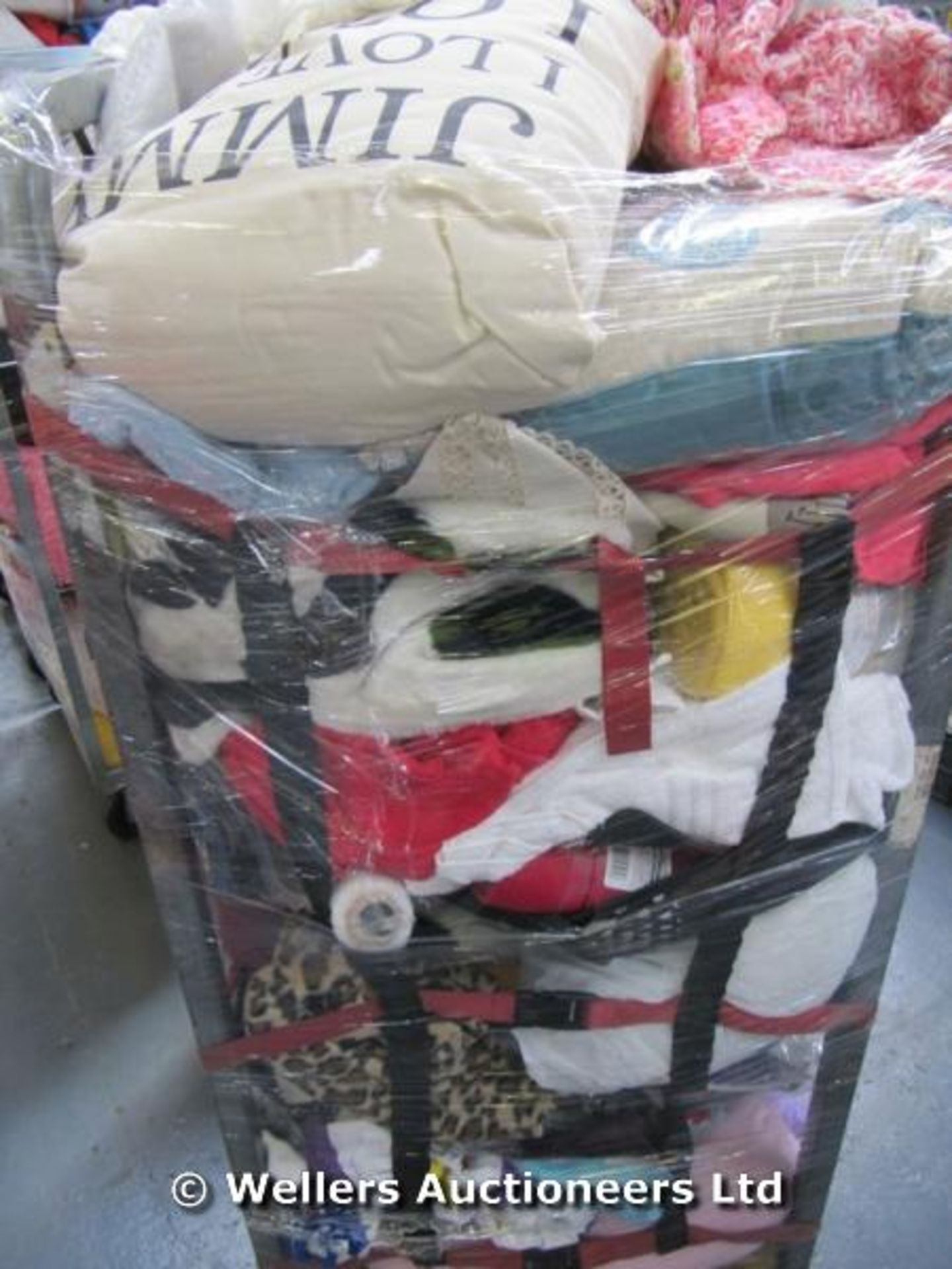 *CAGE OF MIXED LOOSE BEDDING, LINEN, FABRICS, PILLOW CASES ETC / GRADE: UNCLAIMED PROPERTY / UNBOXED - Image 2 of 2