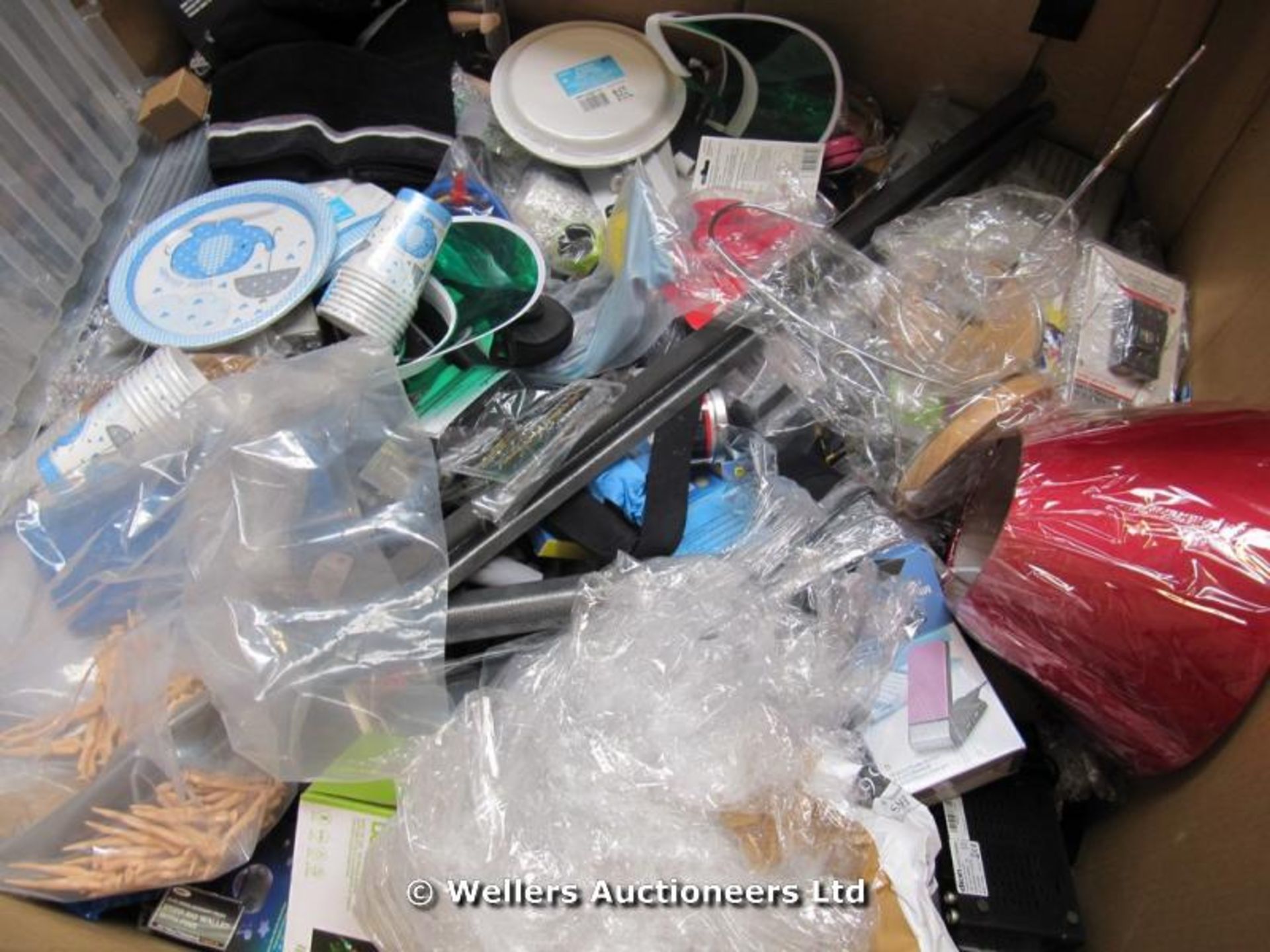 *PALLET OF MIXED LOOSE HOUSEHOLD, PET, BRIC A BRAC, GARDEN, APPLIANCE PARTS, HARDWARE SETS, SCREW - Image 2 of 6