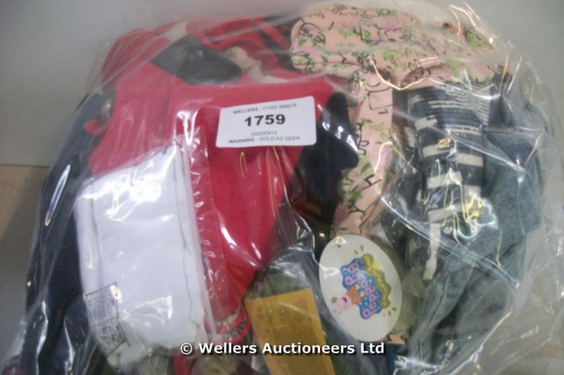 NEW APPROX 30 X MIXED CHILDRENS CLOTHING INC PEPPA PIG,PULL & BEAR,H & M / GRADE: UNCLAIMED PROPERTY