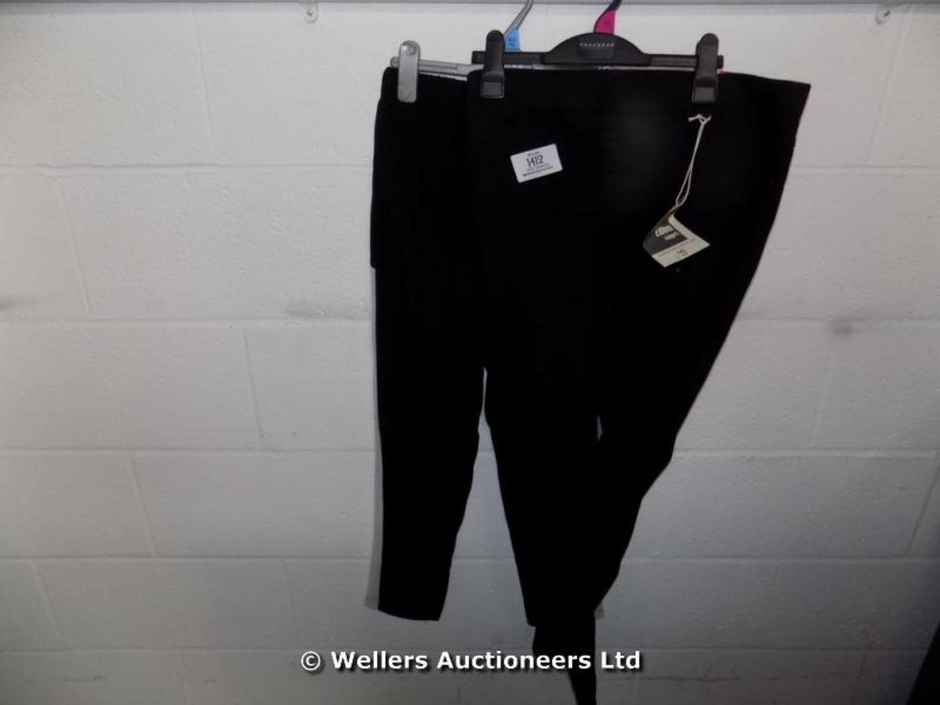 *LOT OF 2 NEW LADY TROUSERS INCLUDING READ OR DEAD / GRADE: UNCLAIMED / UNBOXED (DC2)[GN220415-