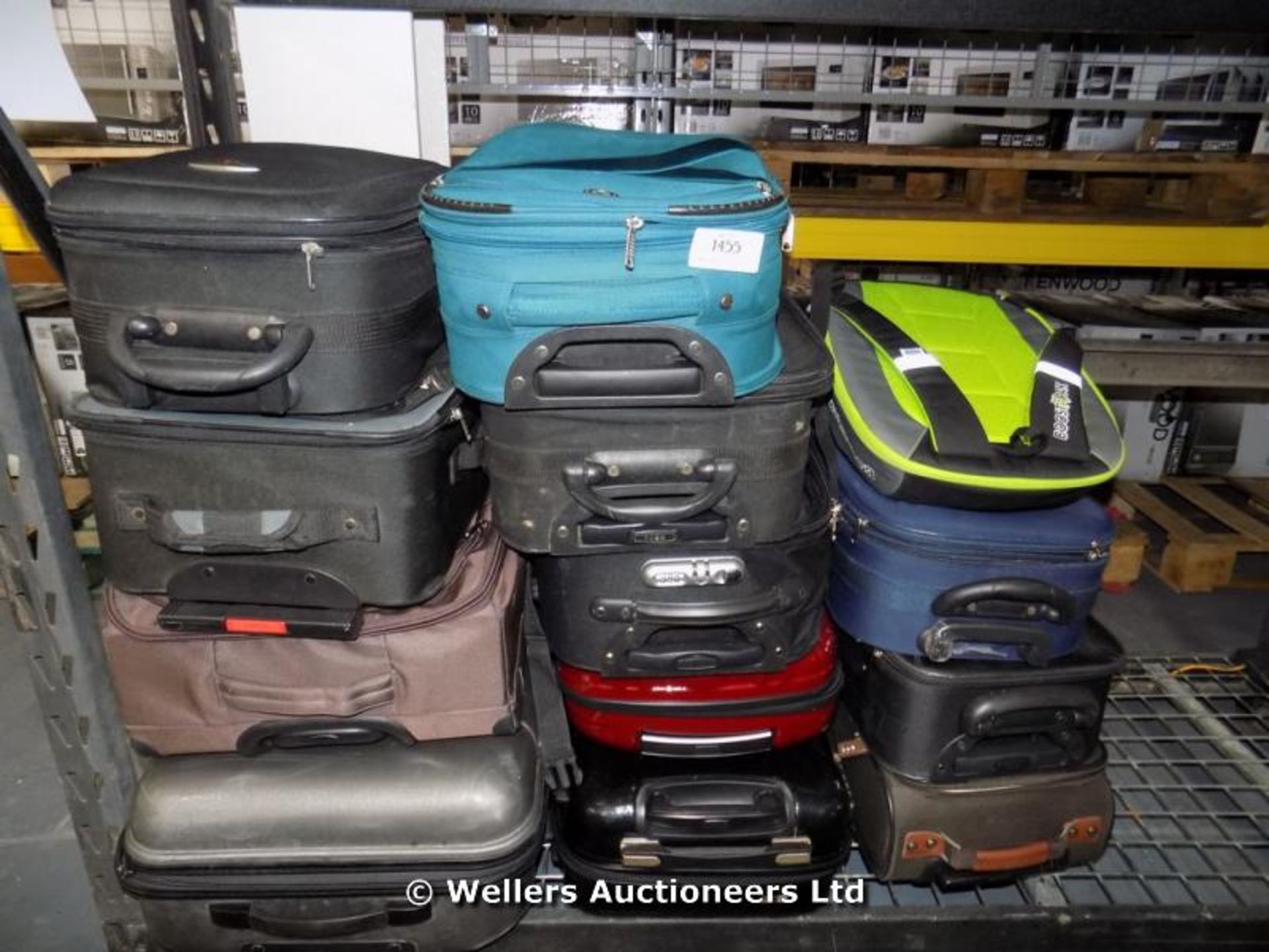 *LOT OF 13 SUITCASES / GRADE: UNCLAIMED / UNBOXED (DC5)[GN220415-1455}