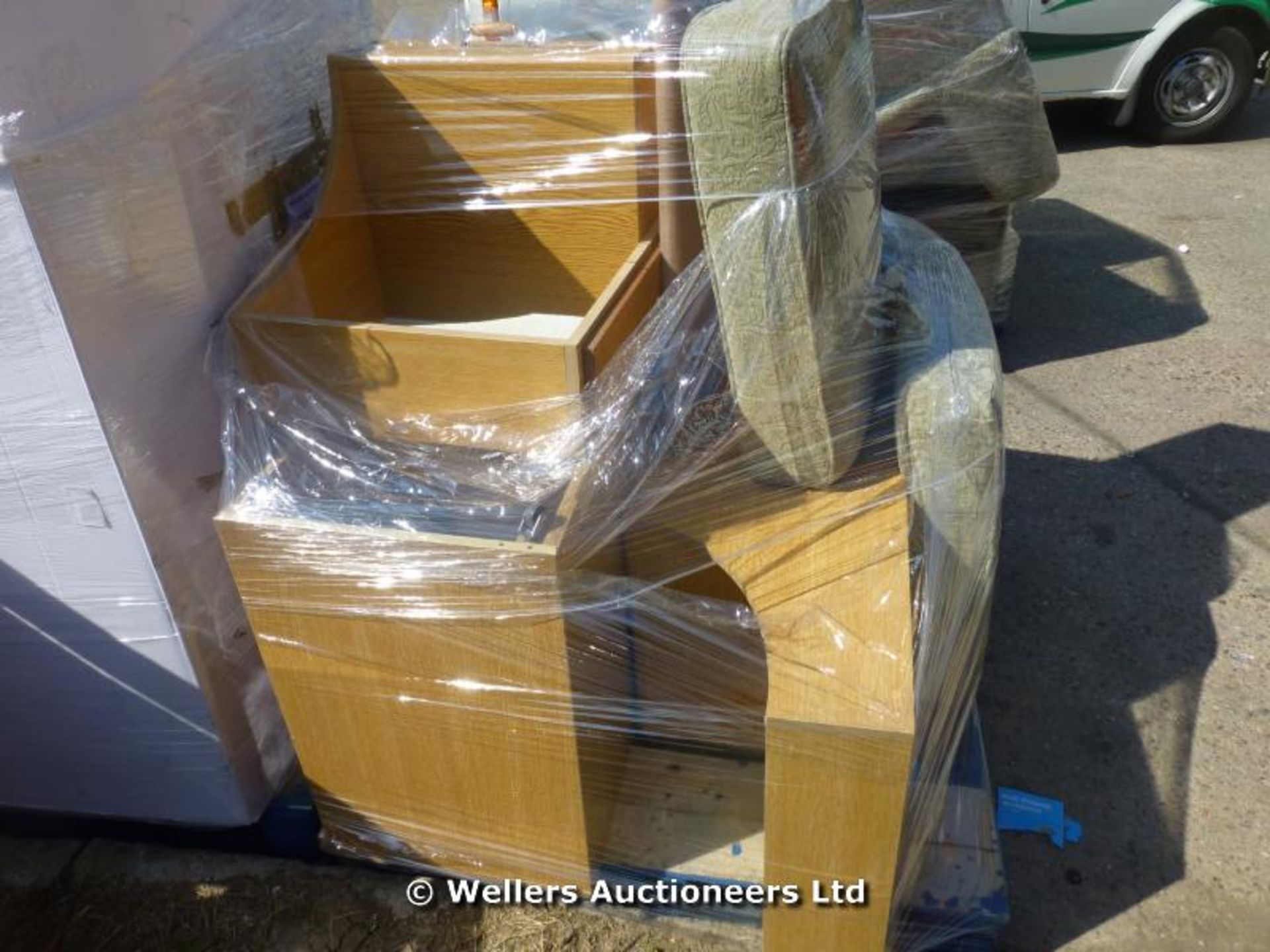 *CONTENTS OF A SELF STORAGE CONTAINER TO BE SOLD OVER 4 X MIXED PALLETS INC, 2 X 2 SEATER LEATHER - Image 8 of 8