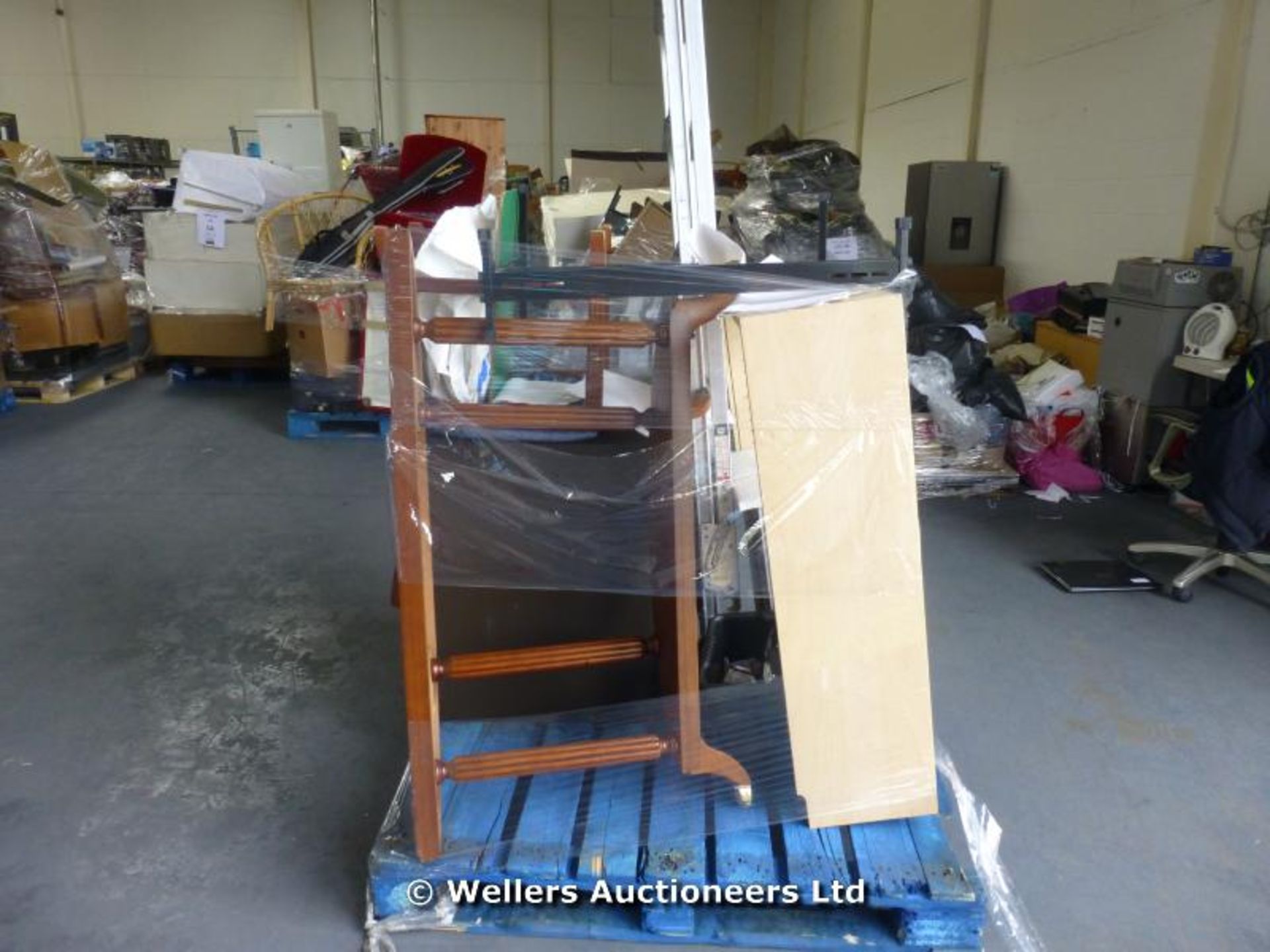 *CONTENTS OF A SELF STORAGE CONTAINER TO BE SOLD OVER 4 X MIXED PALLETS INC, DOUBLE DUVAN BED - Image 4 of 8