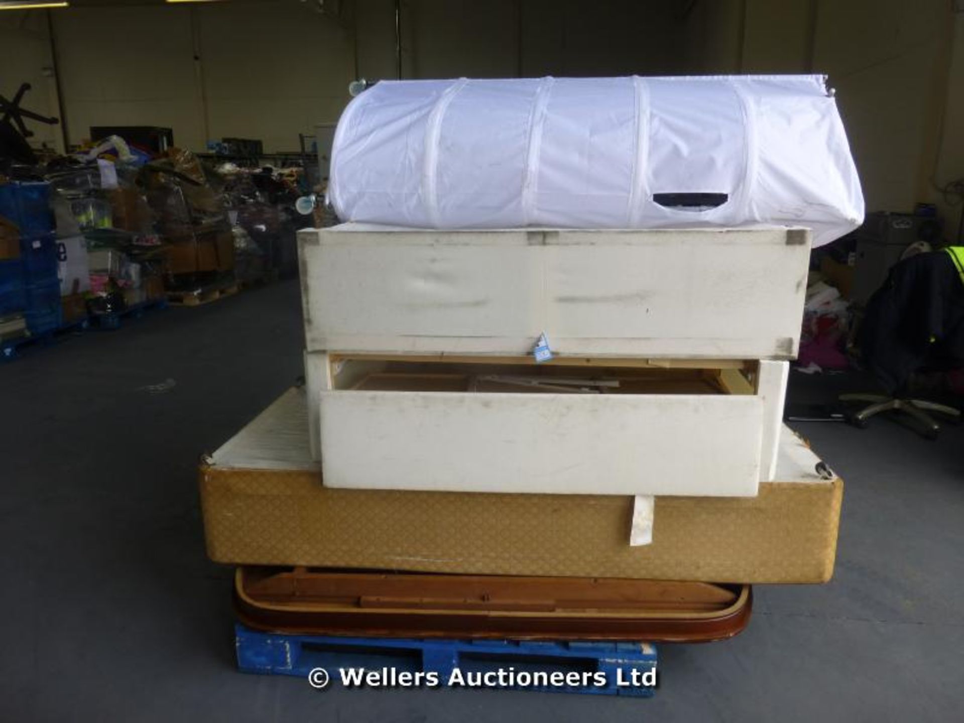 *CONTENTS OF A SELF STORAGE CONTAINER TO BE SOLD OVER 4 X MIXED PALLETS INC, DOUBLE DUVAN BED - Image 2 of 8