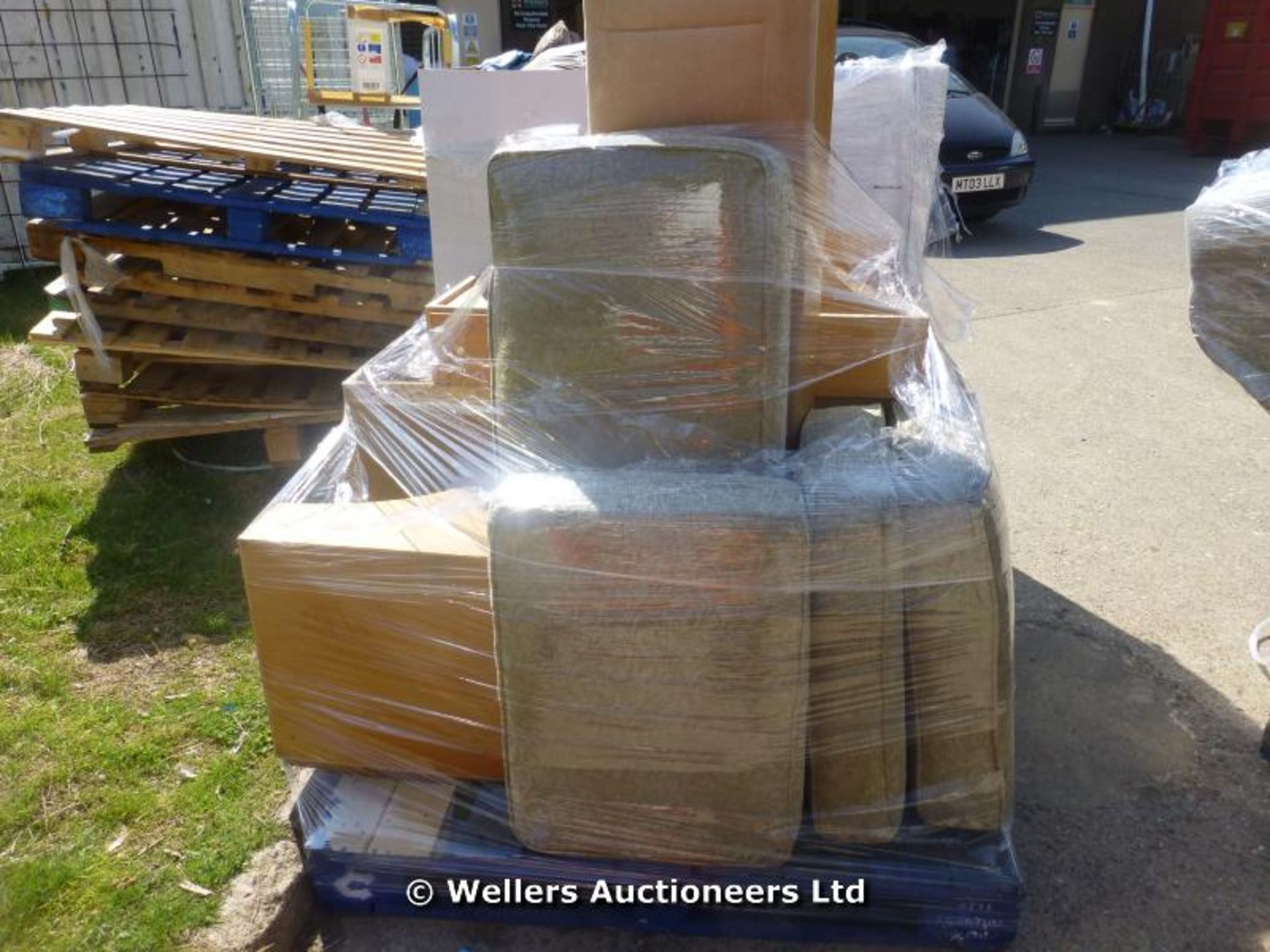 *CONTENTS OF A SELF STORAGE CONTAINER TO BE SOLD OVER 4 X MIXED PALLETS INC, 2 X 2 SEATER LEATHER - Image 7 of 8