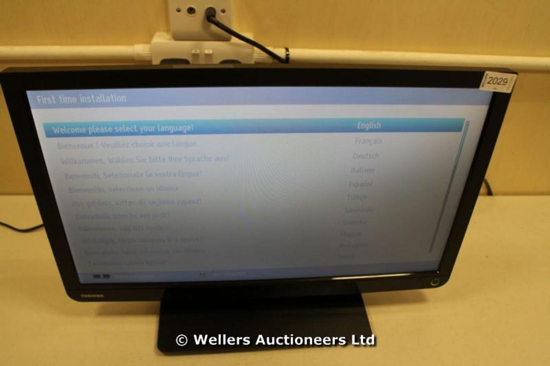 *"TOSHIBA 22D1333B 22" HD LED TV WITH BUILT IN DVD PLAYER / POWERS UP / WITH PICTURE / WITH STAND (