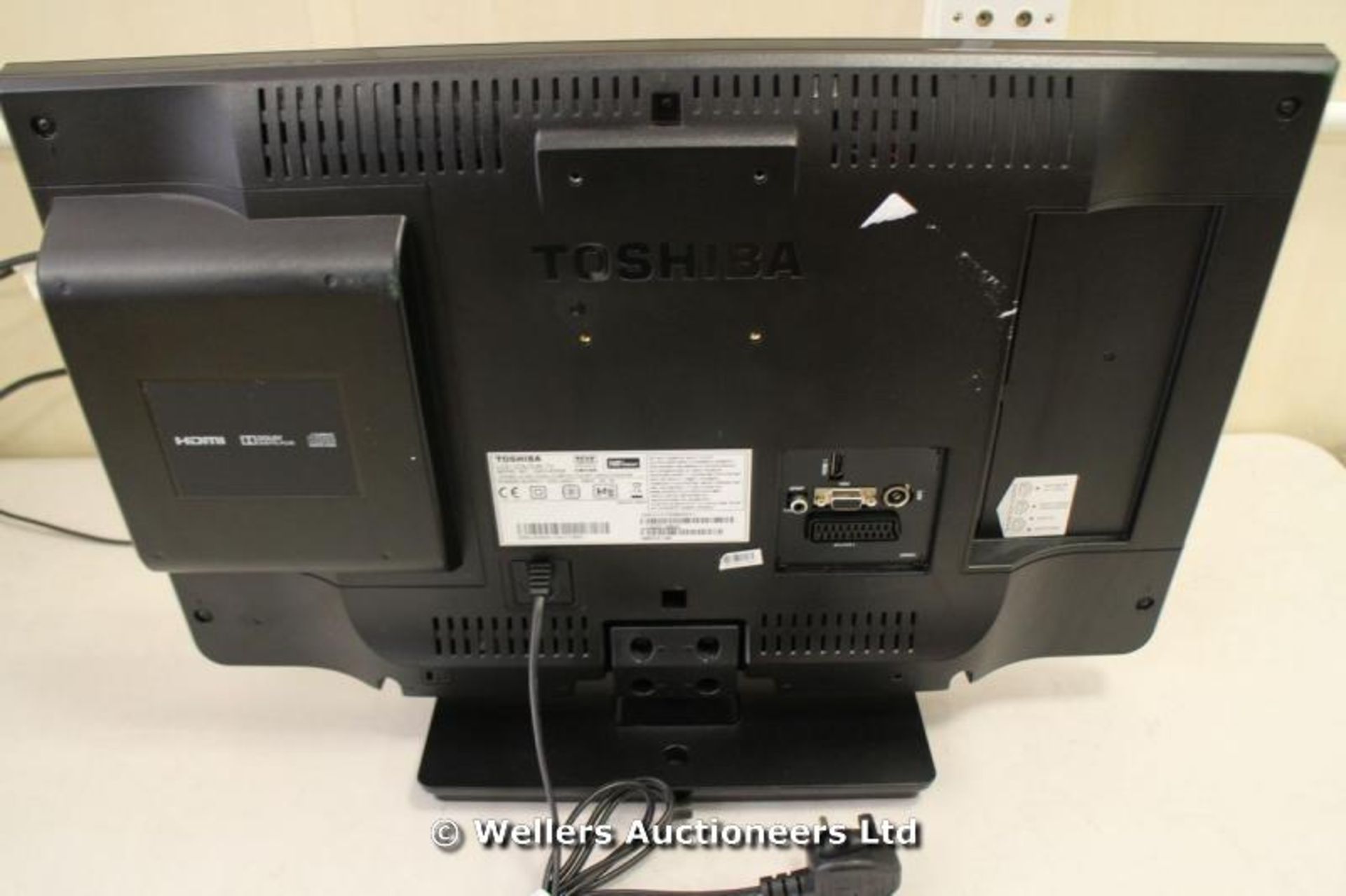 *"TOSHIBA 24D1433DB 24" HD LED TV WITH BUILT IN DVD PLAYER / POWERS UP / WITH PICTURE / WITH - Image 2 of 2