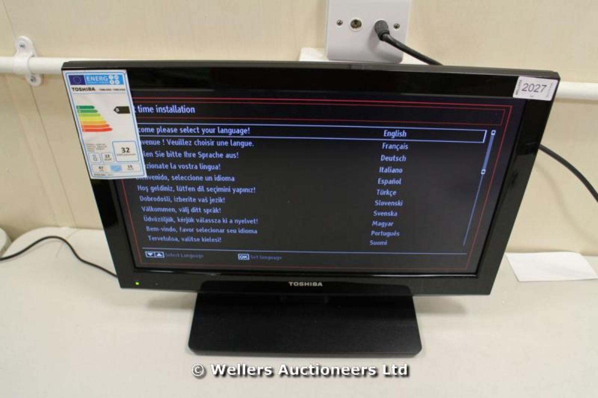 *"TOSHIBA 19DL502B 19" HD LED TV WITH BUILT IN DVD PLAYER / POWERS UP / WITH PICTURE / WITH STAND (