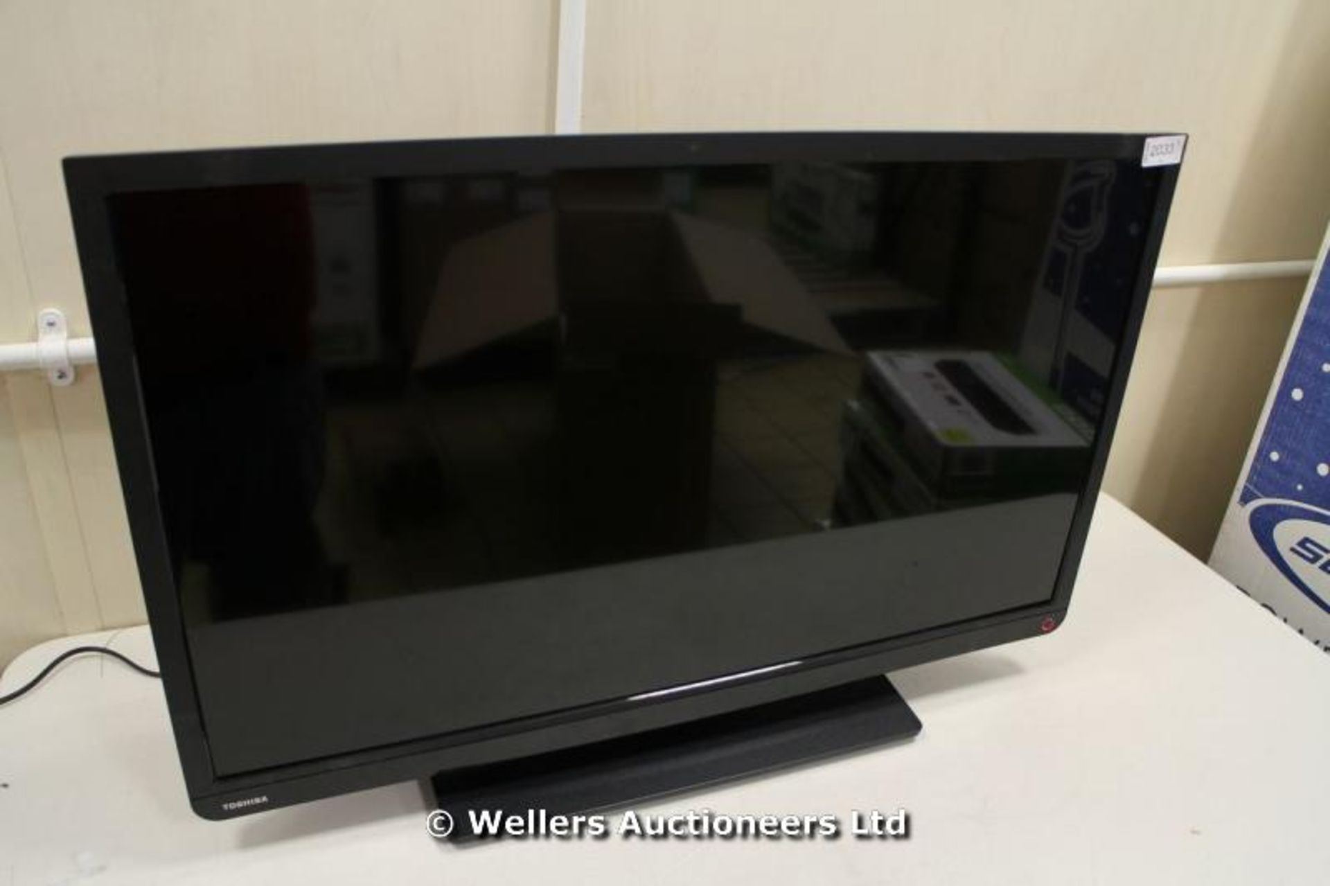 *"TOSHIBA 32W1333DB 32" HD LED TV / POWERS UP / STUCK IN STANBY / WITH STAND (3974871) / GRADE: