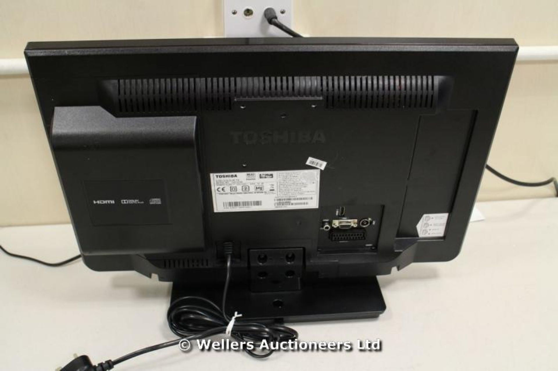 *"TOSHIBA 22D1333B 22" HD LED TV WITH BUILT IN DVD PLAYER / POWERS UP / WITH PICTURE / WITH STAND ( - Image 2 of 2