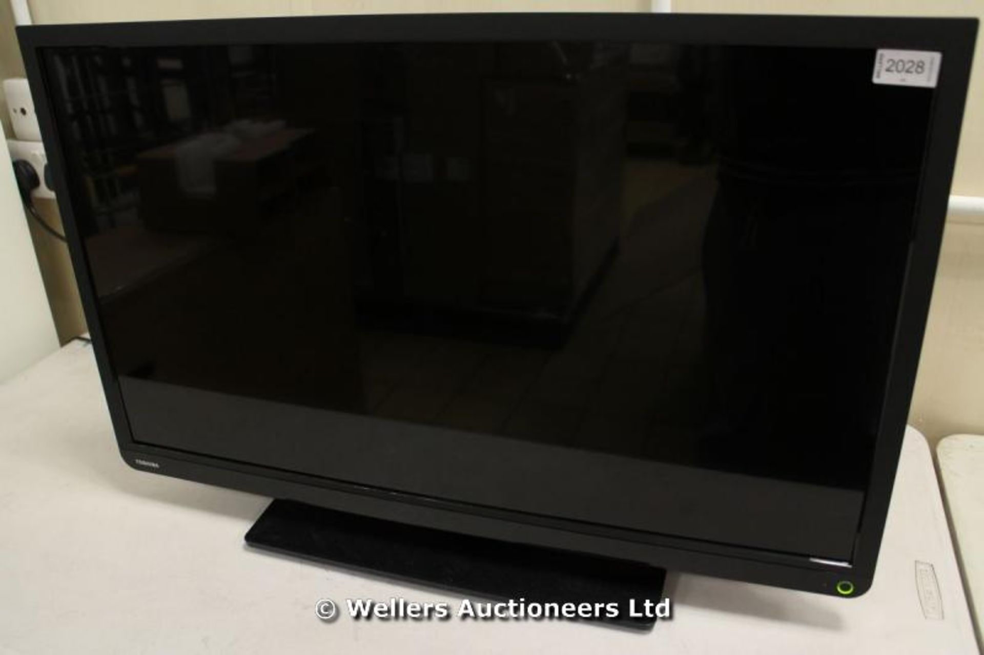 *"TOSHIBA 32D1333DB 32" HD LED TV WITH BUILT IN DVD PLAYER / WITH POWER / STUCK IN STANBY / WITH