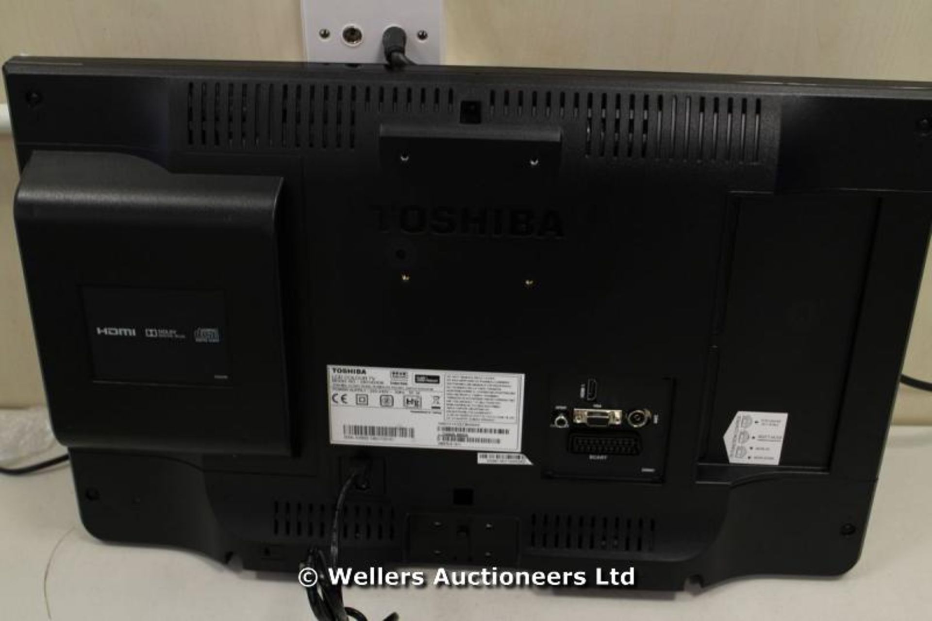 *"TOSHIBA 24D1433DB 24" HD LED TV WITH BUILT IN DVD PLAYER / POWERS UP / WITH PICTURE (4021668) / - Image 2 of 2