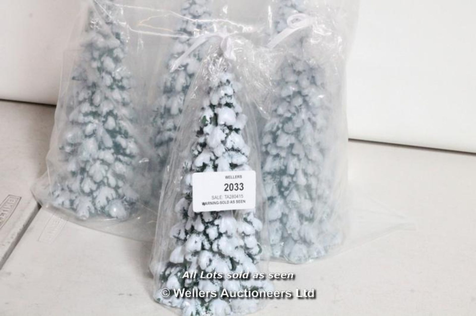 *X5 CHRISTMAS GREEN SNOWCAPPED TREE CANDLES LARGE [WE-B][25.010] / GRADE: NEW / UNBOXED (DC2)[