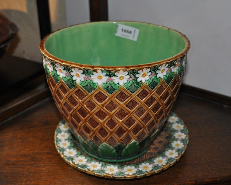 A Minton Majolica cache pot and stand, moulded with daisies around the rim, 19cm