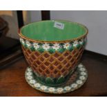 A Minton Majolica cache pot and stand, moulded with daisies around the rim, 19cm