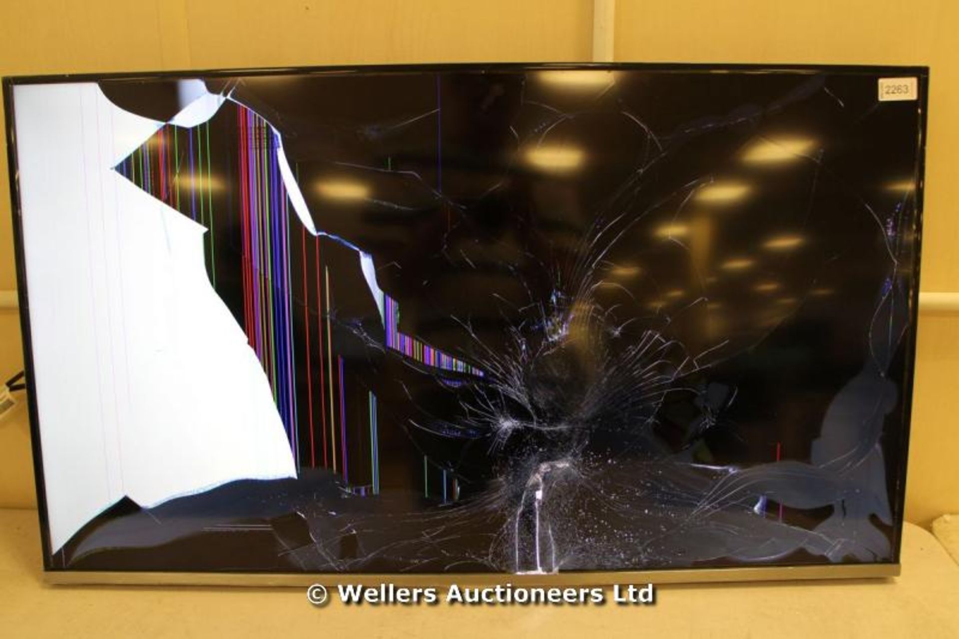 *"SAMSUNG UE40H5000 40" HD LED TV WITH FREEVIEW HD / POWERS UP / WITH DAMAGED SCREEN / WITH REMOTE /