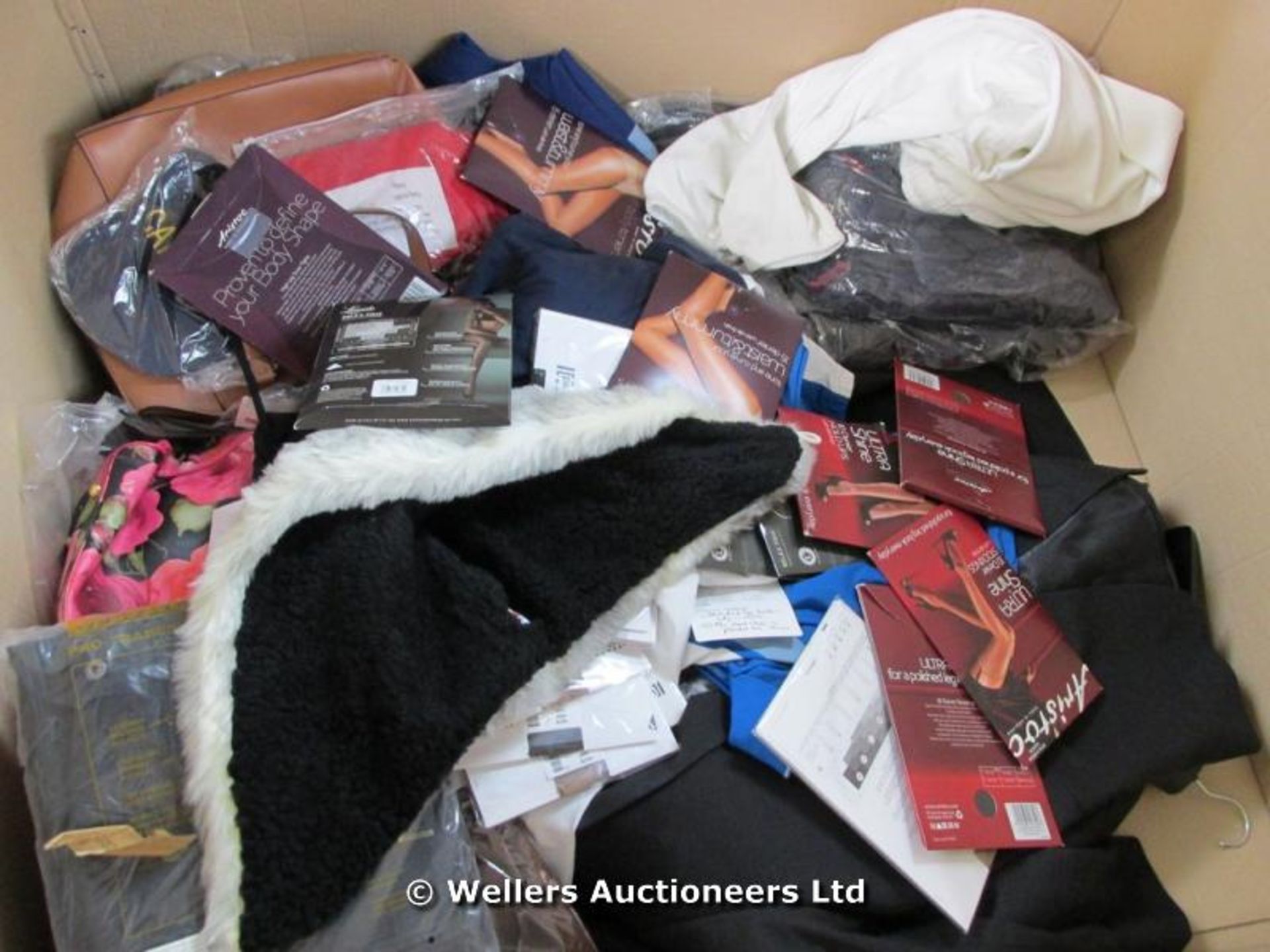 *PALLET OF MIXED CLOTHES, SHOES,BAGS,ETC, INC BROOK TAVERNER, PAULS BOUTIQUE,CHARLES TYRWHITT,