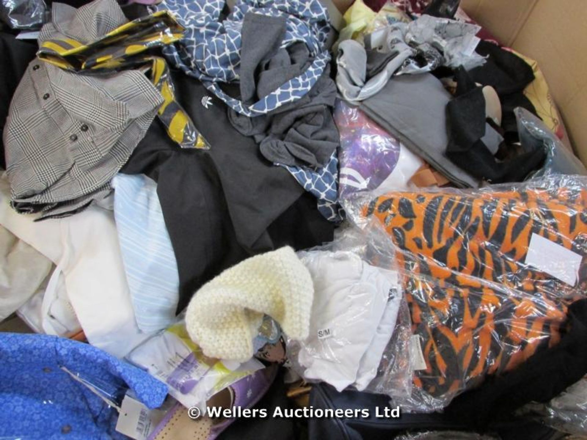 *PALLET OF MIXED CLOTHES, SHOES,BAGS,ETC, INC BROOK TAVERNER, PAULS BOUTIQUE,CHARLES TYRWHITT, - Image 4 of 5