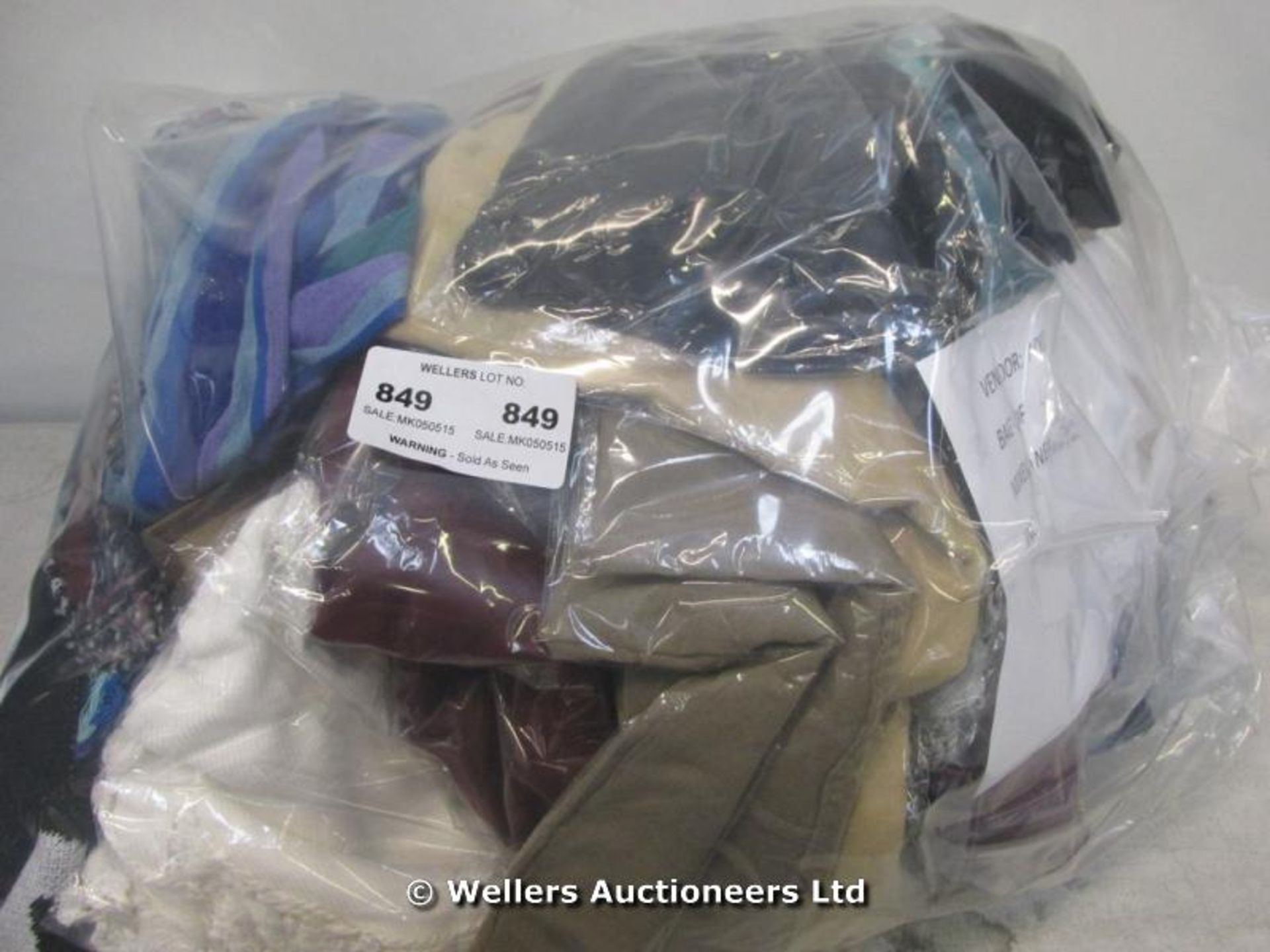 *40 X MIXED NEW LADIES HEAD AND NECK SCARVES / GRADE: UNCLAIMED PROPERTY / BAG OF (DC3)[MK050515-