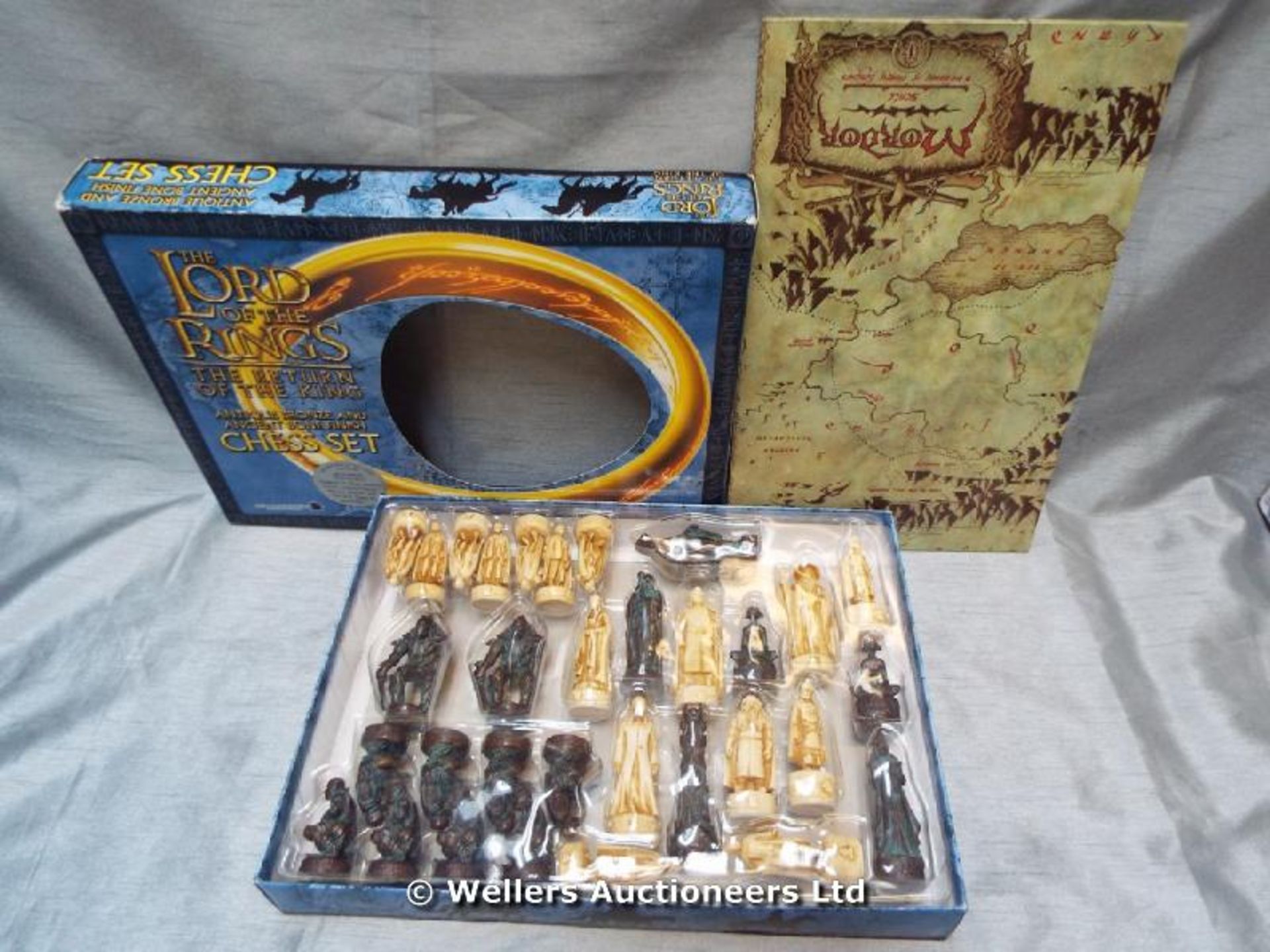 *LORD OF THE RINGS RETURN OF THE KIND CHESS SET / GRADE: UNCLAIMED PROPERTY / BOXED (DC2)[MK070515-