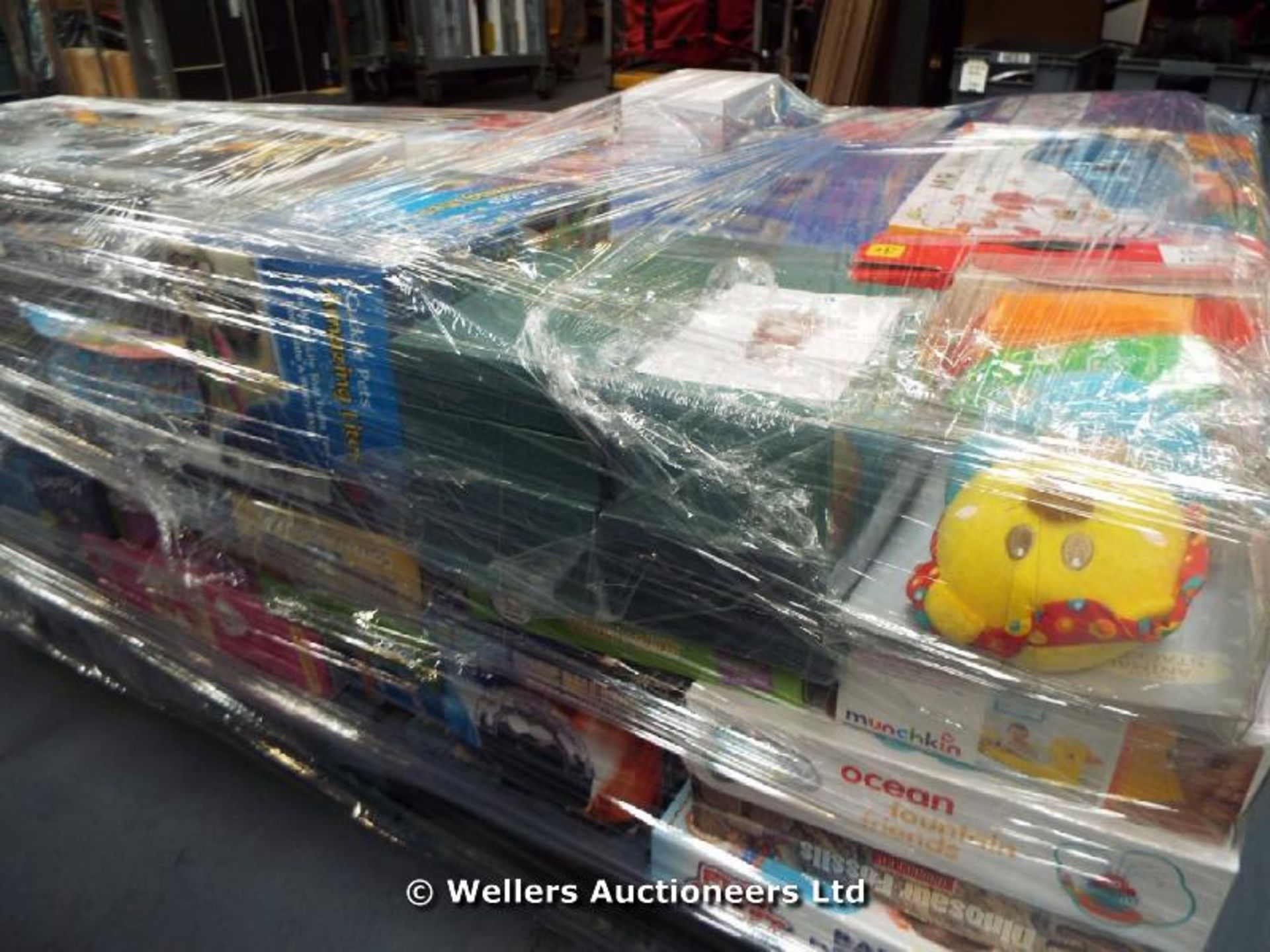 *HALF PALLET OF MIXED BOXED TOYS INC ARTICULATE BOARD GAME, MR MEN PUZZLE, DOCTORS PLAYSETS, - Image 4 of 4