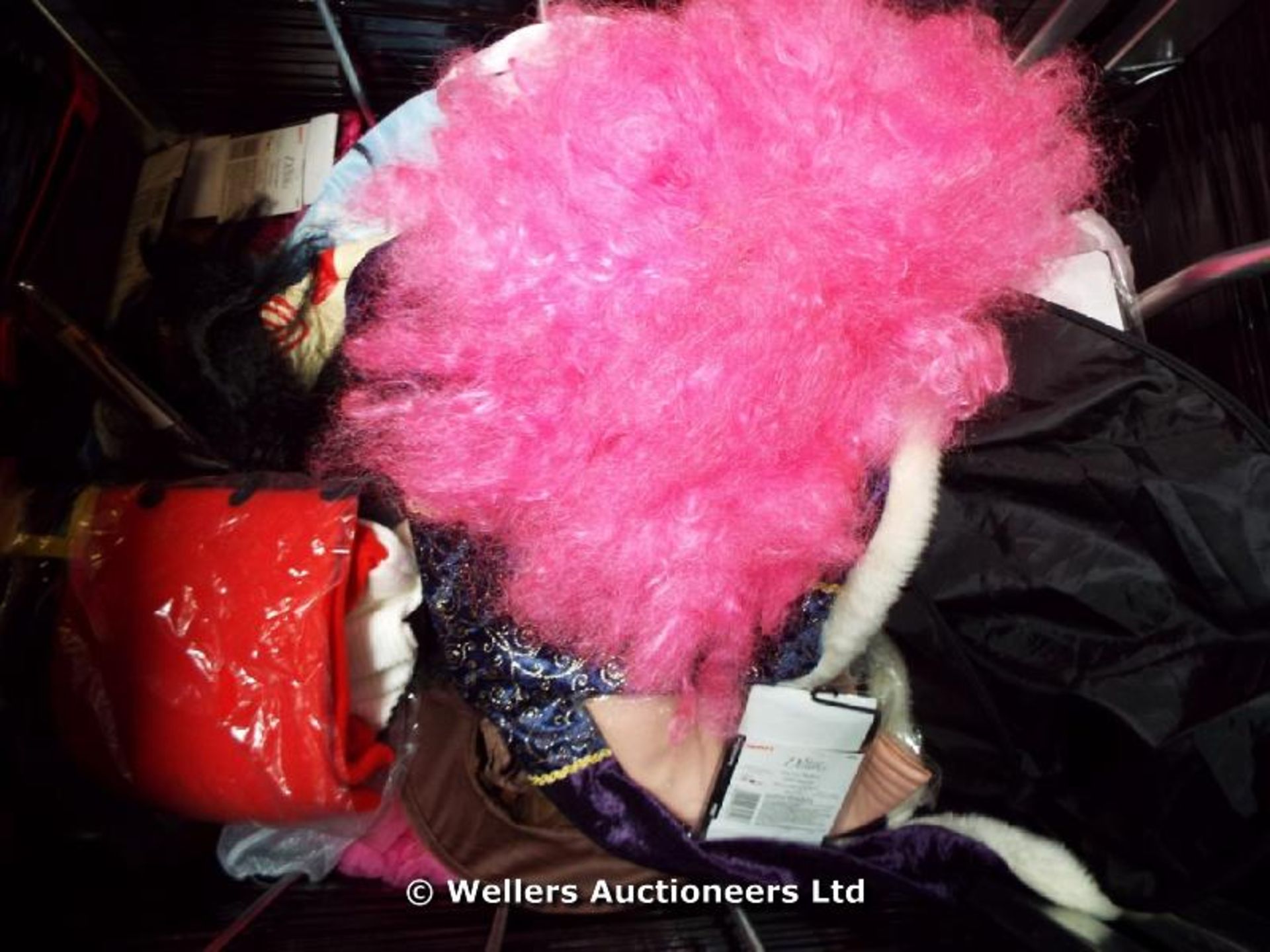 *APPROX 25 MIXED FANCY DRESS ITEMS INC PACKAGED ACCESSORIES AND LOOSE COSTUMES / GRADE: UNCLAIMED