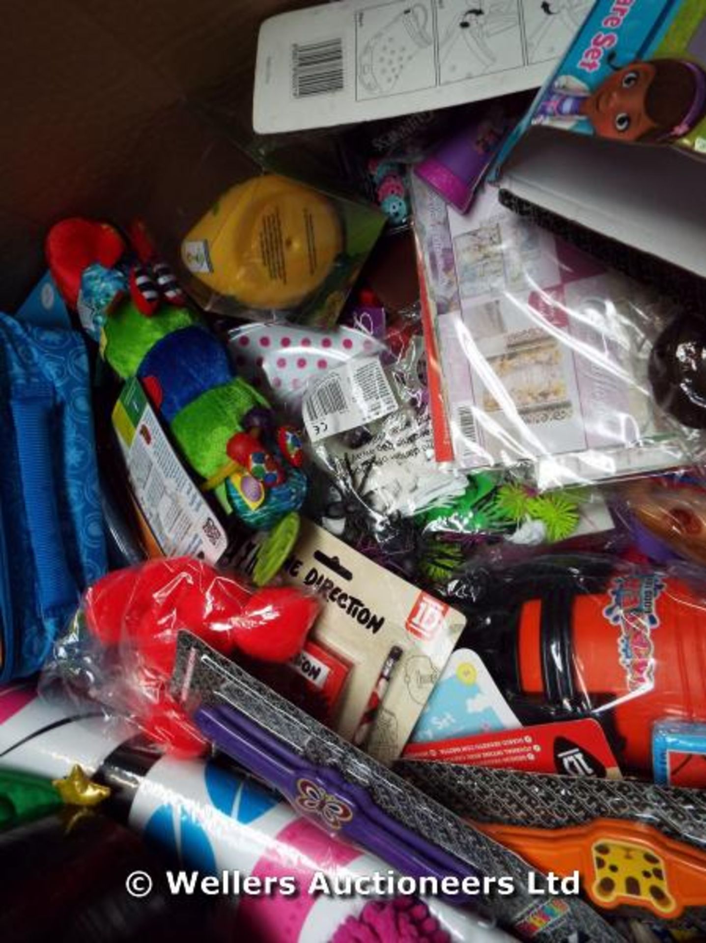 *PALLET OF MIXED LOOSE AND PACKAGED TOYS INC SKYLANDERS AND ANGRY BIRDS BAGS, GTA 5 STICKERS, - Image 3 of 5